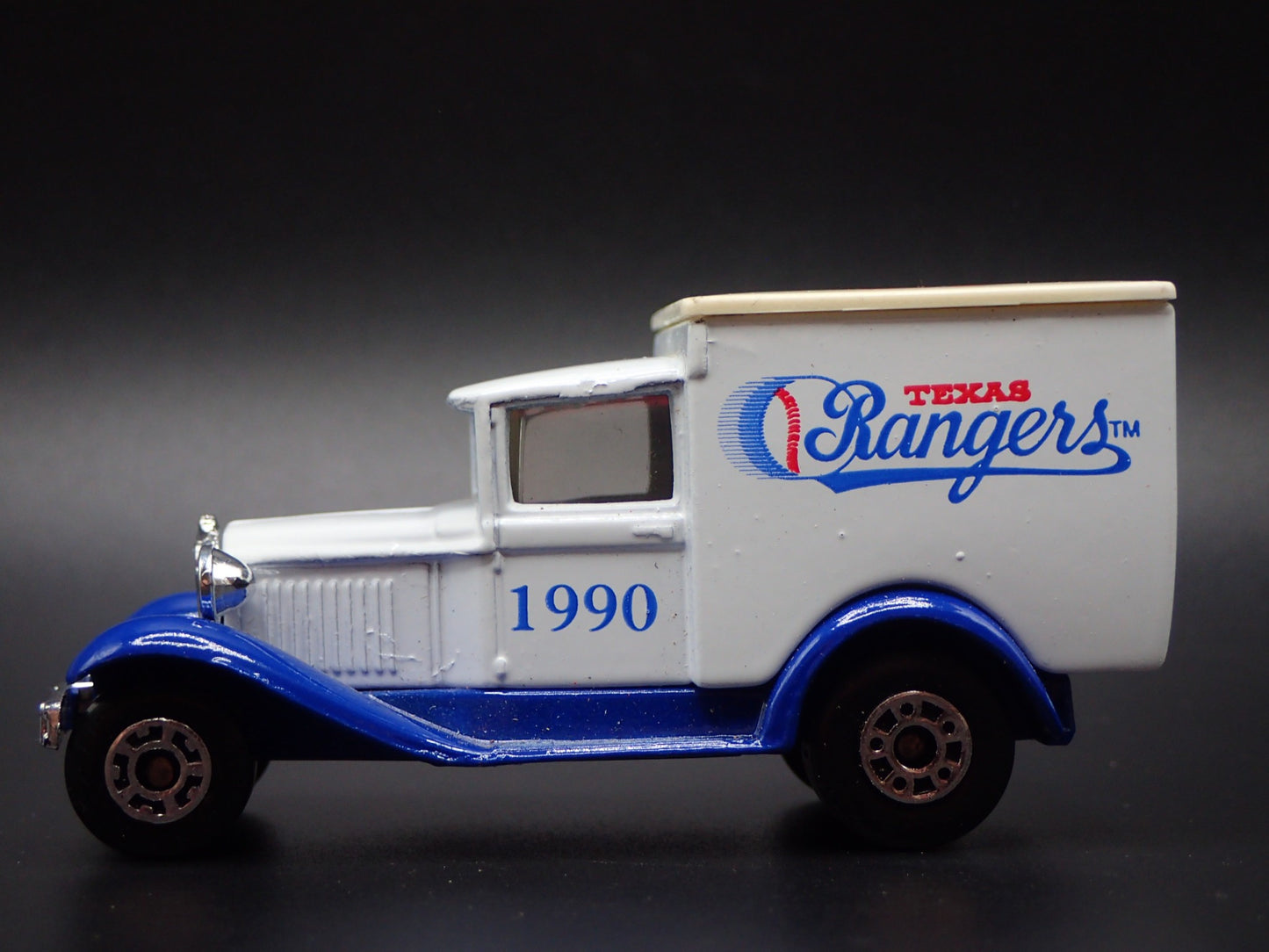 1929 29 FORD MODEL A VAN 1990 TEXAS RANGERS WHITE 1:64 SCALE DIECAST MODEL CAR