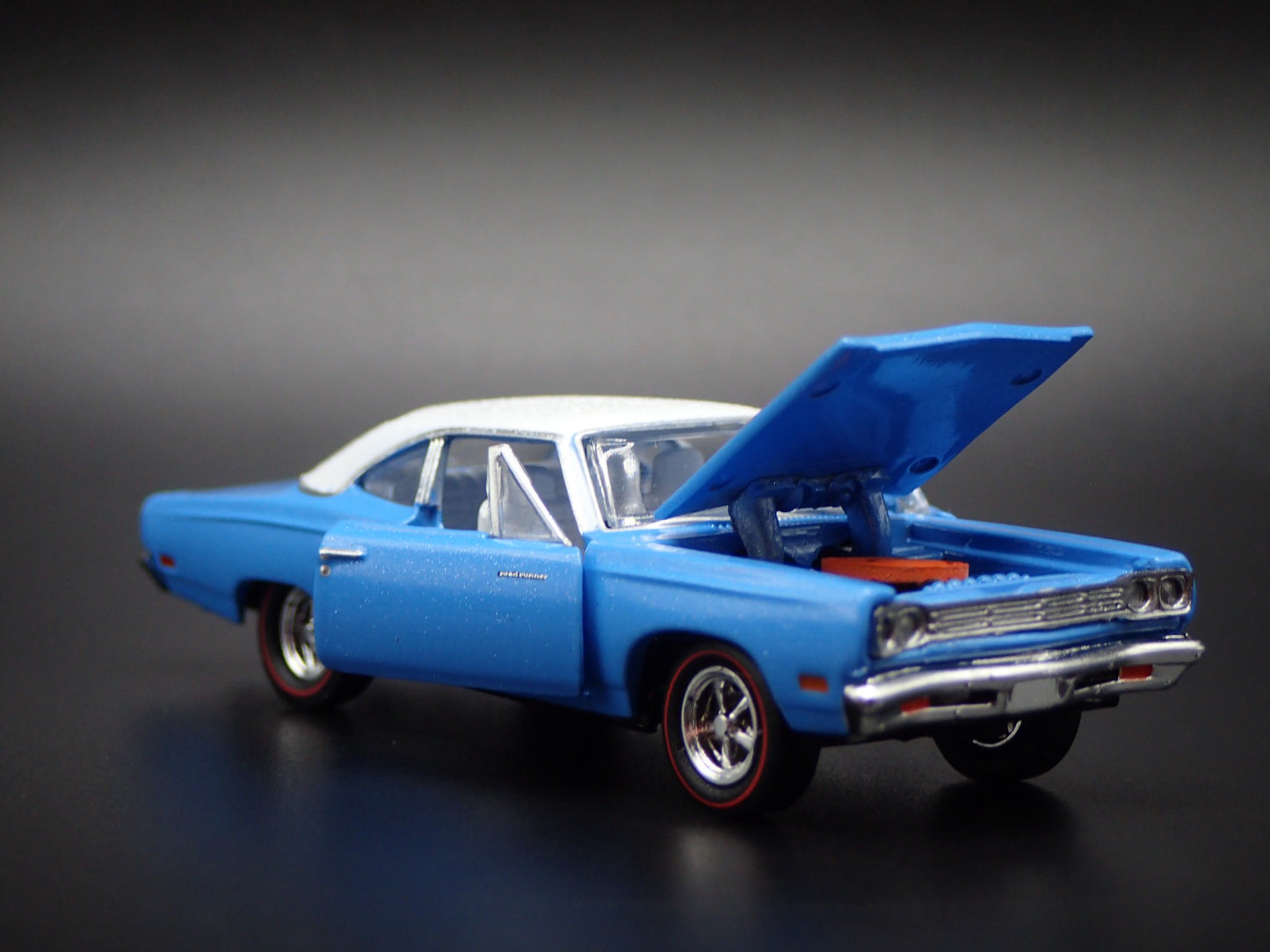 1969 69 PLYMOUTH ROAD RUNNER HEMI BLUE 1:64 SCALE DIORAMA DIECAST MODEL CAR