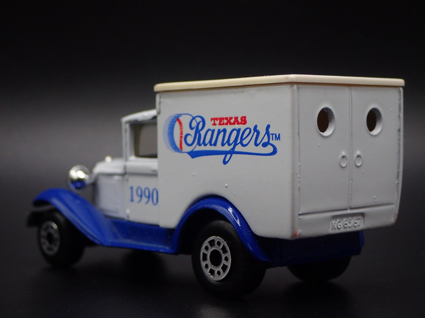 1929 29 FORD MODEL A VAN 1990 TEXAS RANGERS WHITE 1:64 SCALE DIECAST MODEL CAR