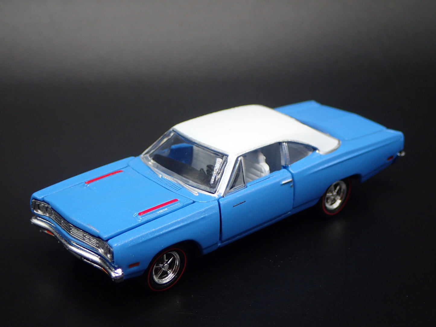 1969 69 PLYMOUTH ROAD RUNNER HEMI BLUE 1:64 SCALE DIORAMA DIECAST MODEL CAR