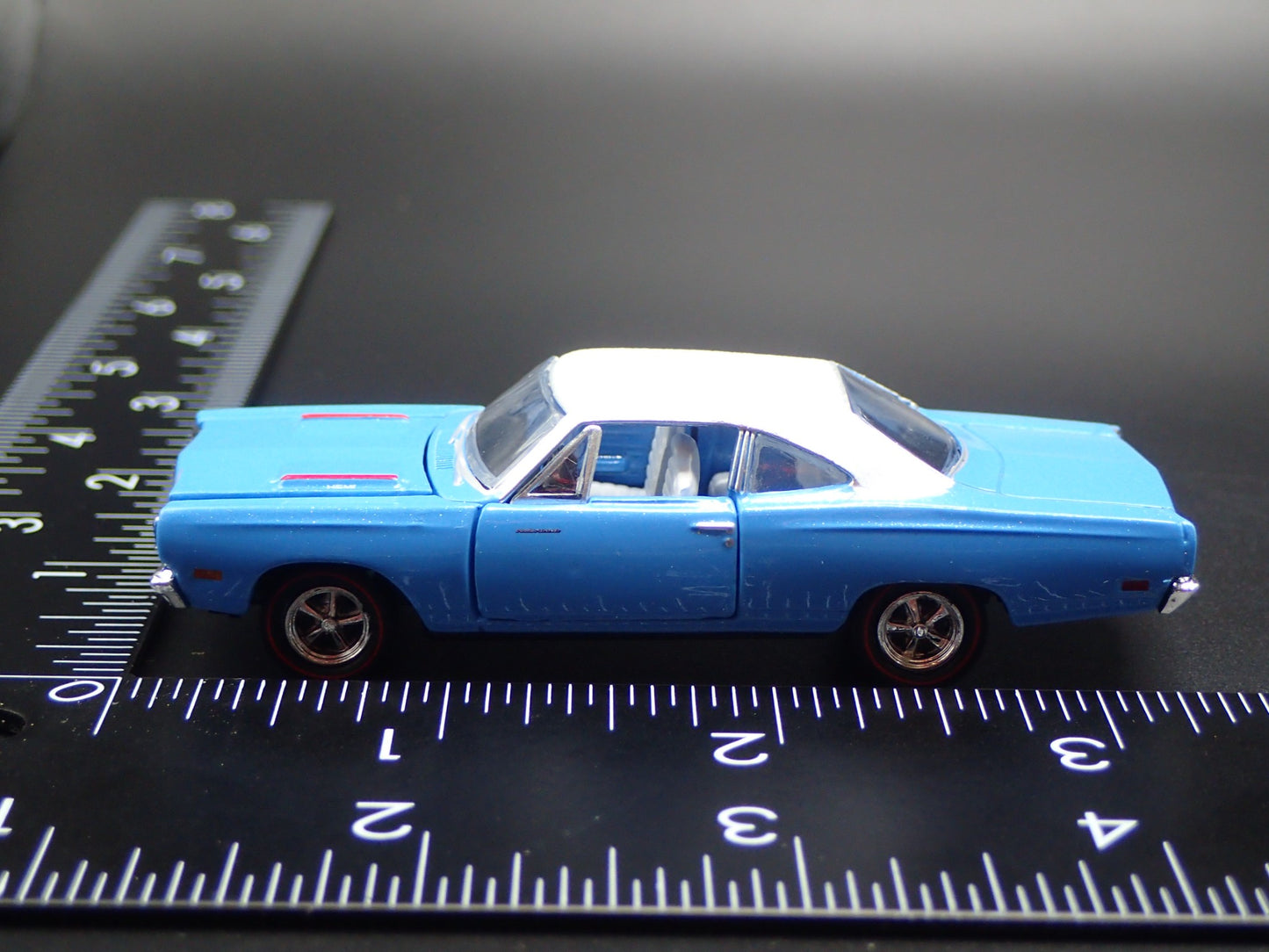 1969 69 PLYMOUTH ROAD RUNNER HEMI BLUE 1:64 SCALE DIORAMA DIECAST MODEL CAR