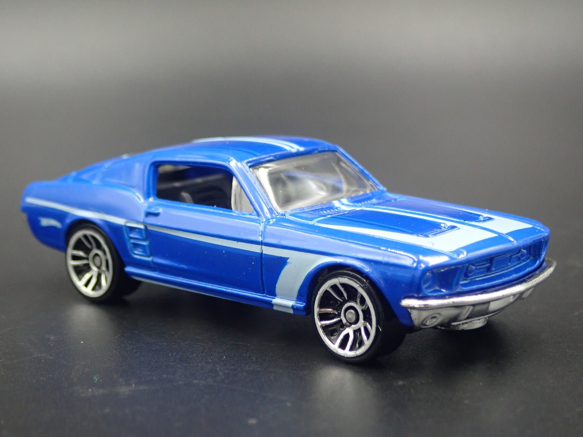 1967 67 FORD MUSTANG FASTBACK 1:64 SCALE COLLECTIBLE DIORAMA DIECAST MODEL CAR-Burning Rubber Toy Company