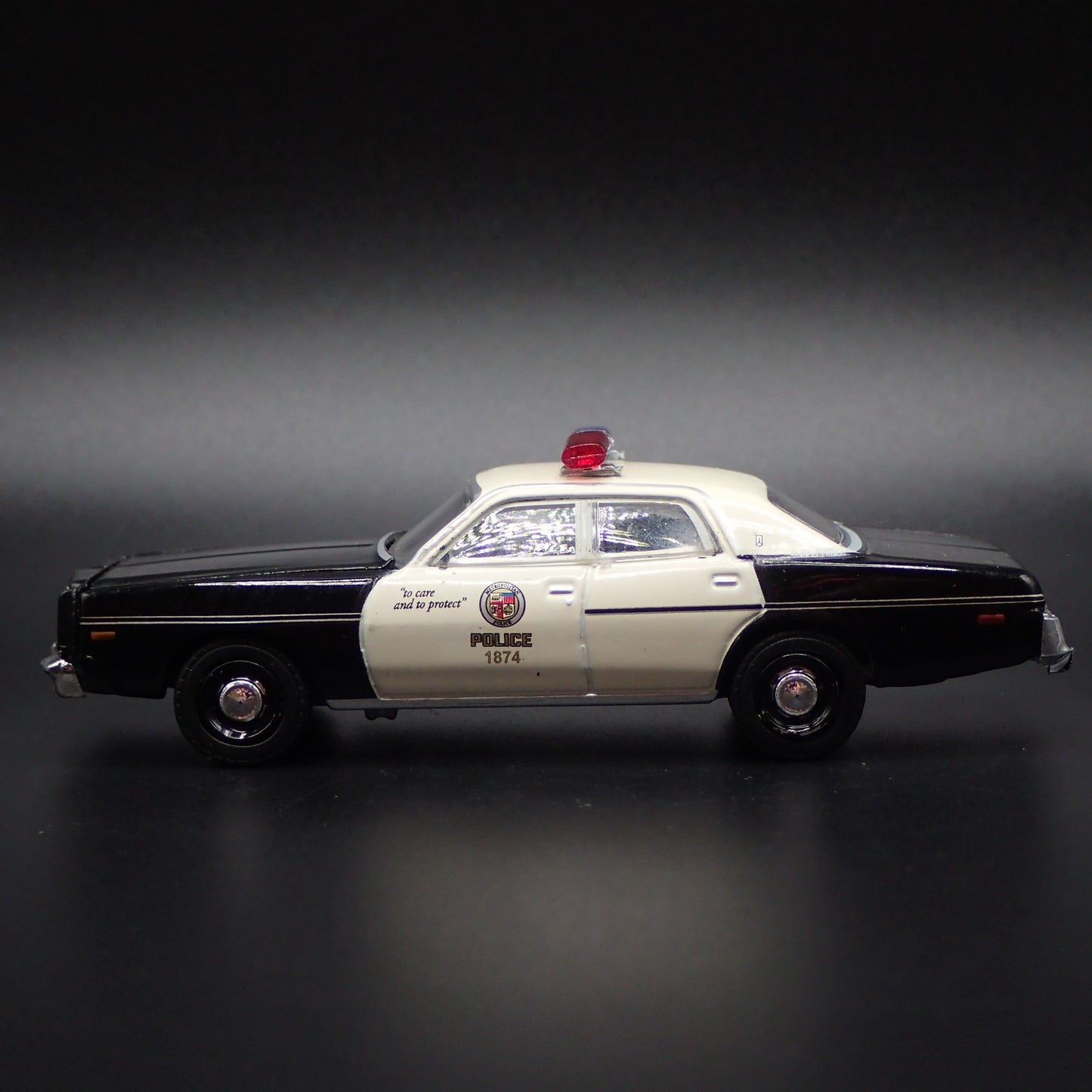 1977 77 PLYMOUTH FURY LAPD LOS ANGELES POLICE DEPT 1:64 SCALE DIECAST MODEL CAR