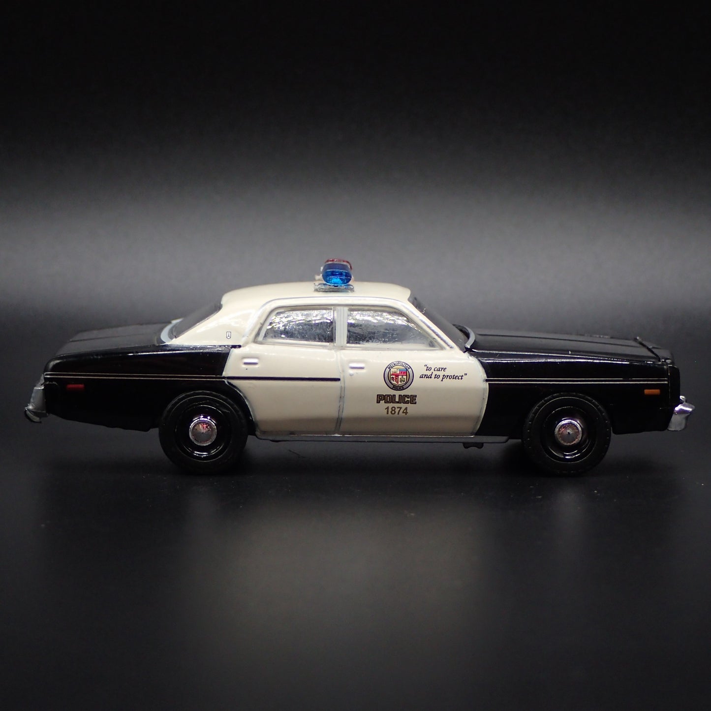 1977 77 PLYMOUTH FURY LAPD LOS ANGELES POLICE DEPT 1:64 SCALE DIECAST MODEL CAR