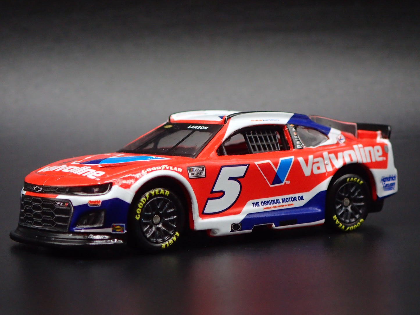 2025 25 CHEVY CHEVROLET 5 KYLE LARSON VALVOLINE NASCAR 1:64 DIECAST MODEL CAR
