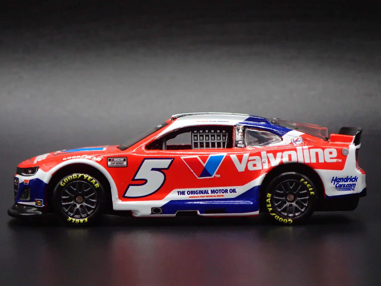 2025 25 CHEVY CHEVROLET 5 KYLE LARSON VALVOLINE NASCAR 1:64 DIECAST MODEL CAR