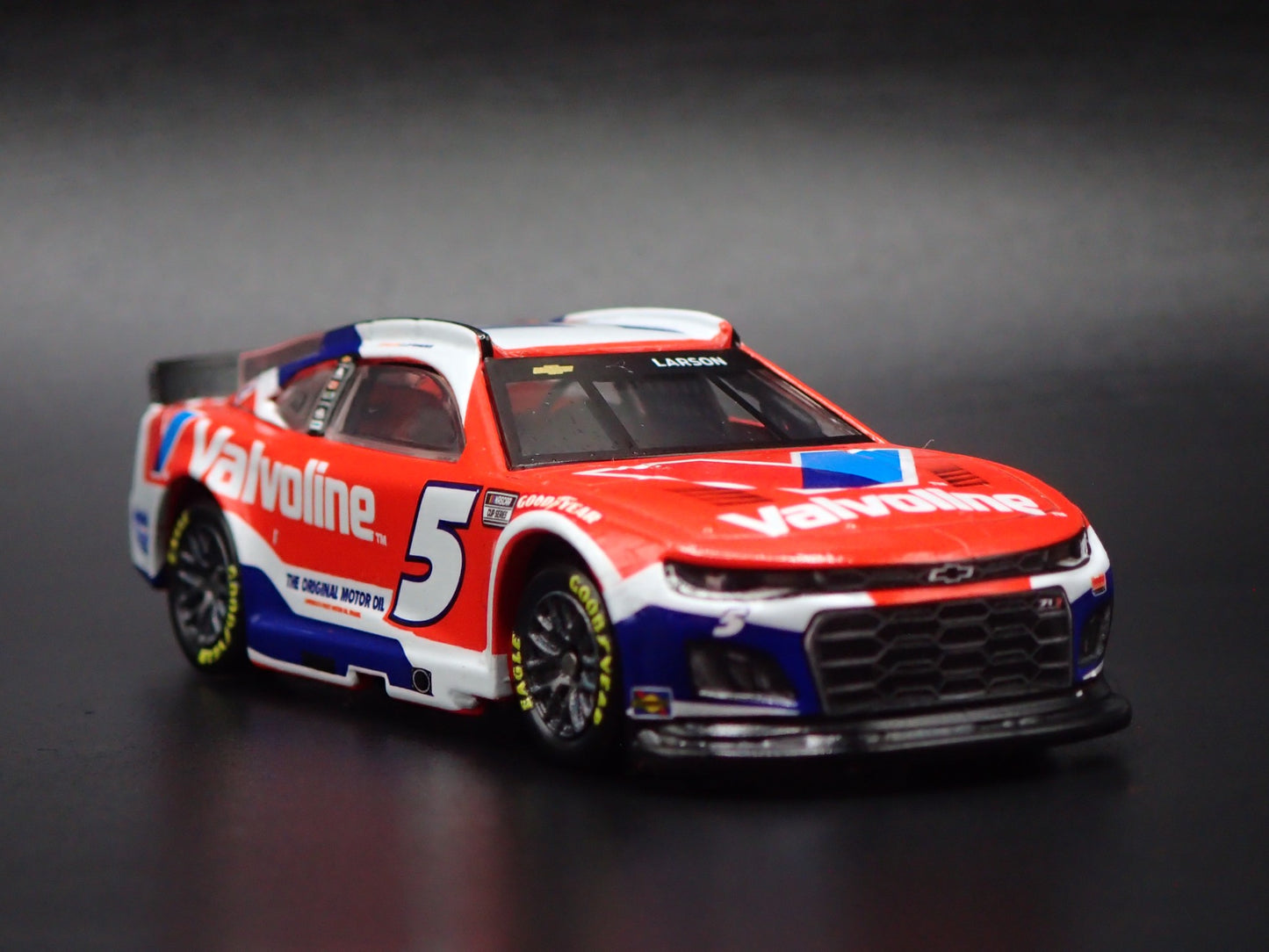2025 25 CHEVY CHEVROLET 5 KYLE LARSON VALVOLINE NASCAR 1:64 DIECAST MODEL CAR
