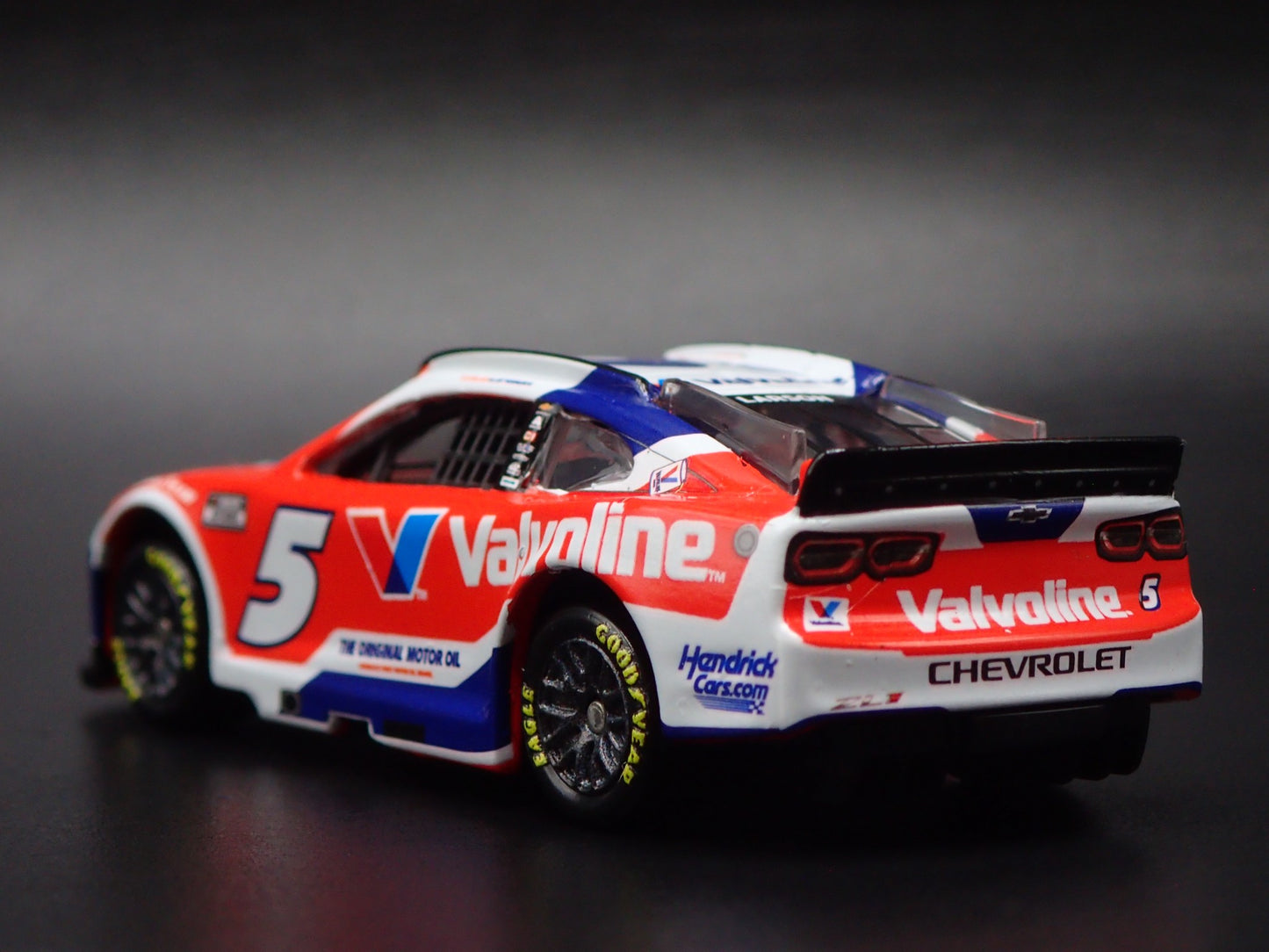 2025 25 CHEVY CHEVROLET 5 KYLE LARSON VALVOLINE NASCAR 1:64 DIECAST MODEL CAR