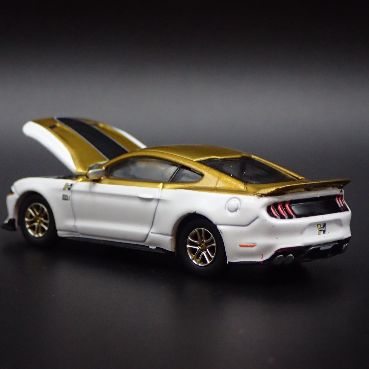 2021-2023 FORD MUSTANG MACH 1 HURST EDITION 1/64 SCALE DIORAMA DIECAST MODEL CAR