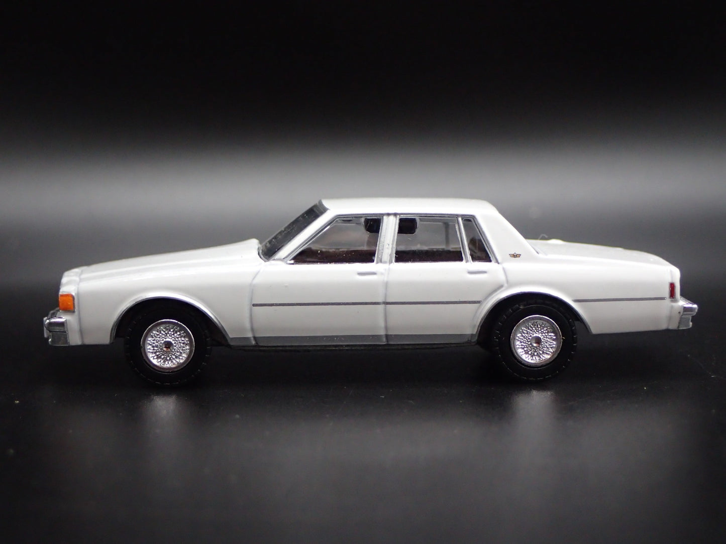 1980 80 CHEVY CHEVROLET CAPRICE 4 FOUR DOOR 1/64 SCALE DIORAMA DIECAST MODEL CAR