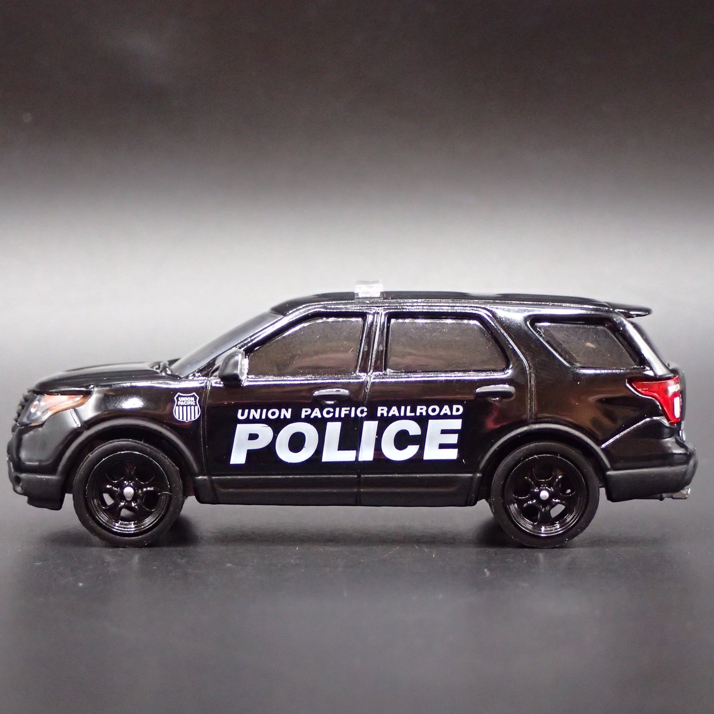 2015 FORD EXPLORER UNION PACIFIC POLICE CAR 1:64 SCALE DIORAMA DIECAST MODEL CAR