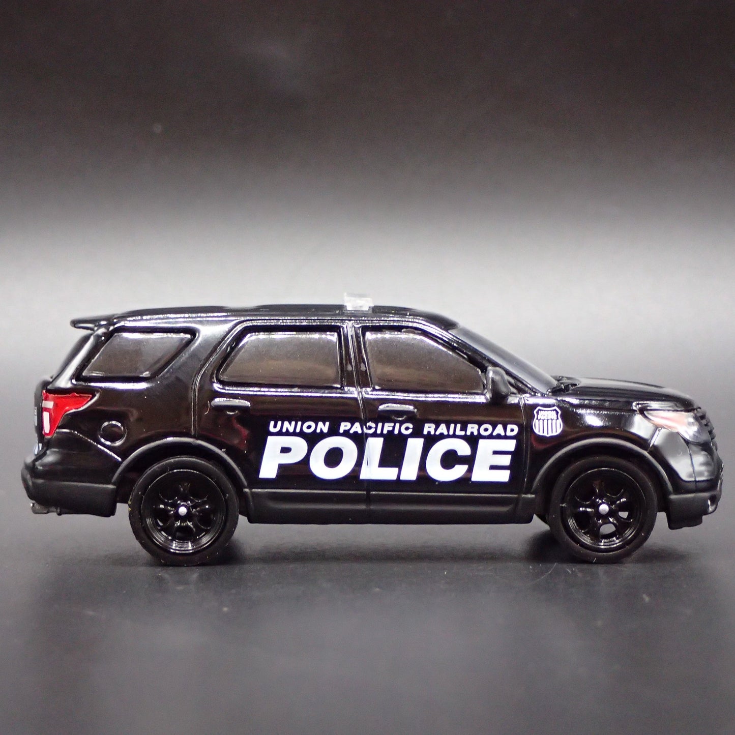 2015 FORD EXPLORER UNION PACIFIC POLICE CAR 1:64 SCALE DIORAMA DIECAST MODEL CAR