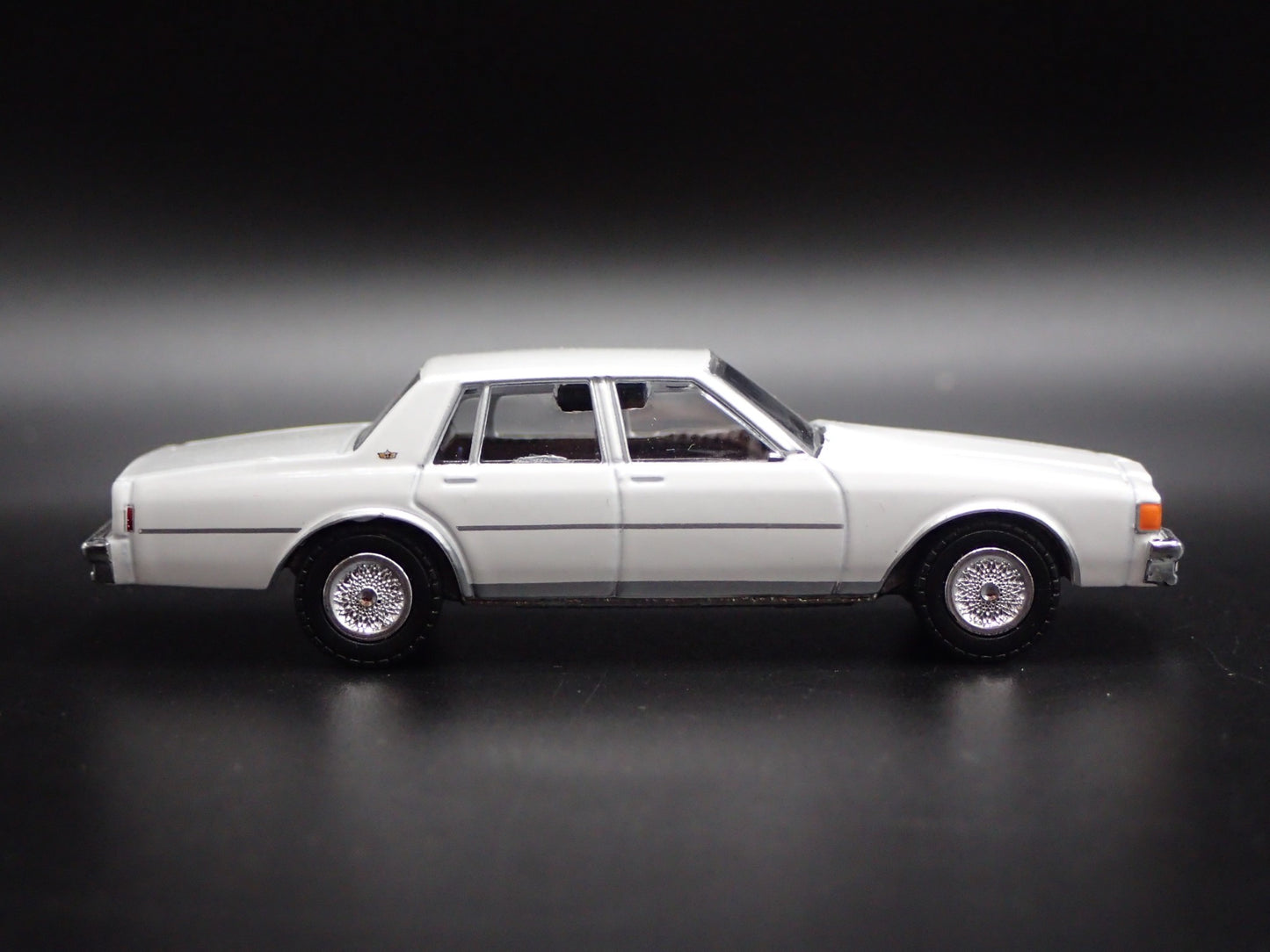 1980 80 CHEVY CHEVROLET CAPRICE 4 FOUR DOOR 1/64 SCALE DIORAMA DIECAST MODEL CAR