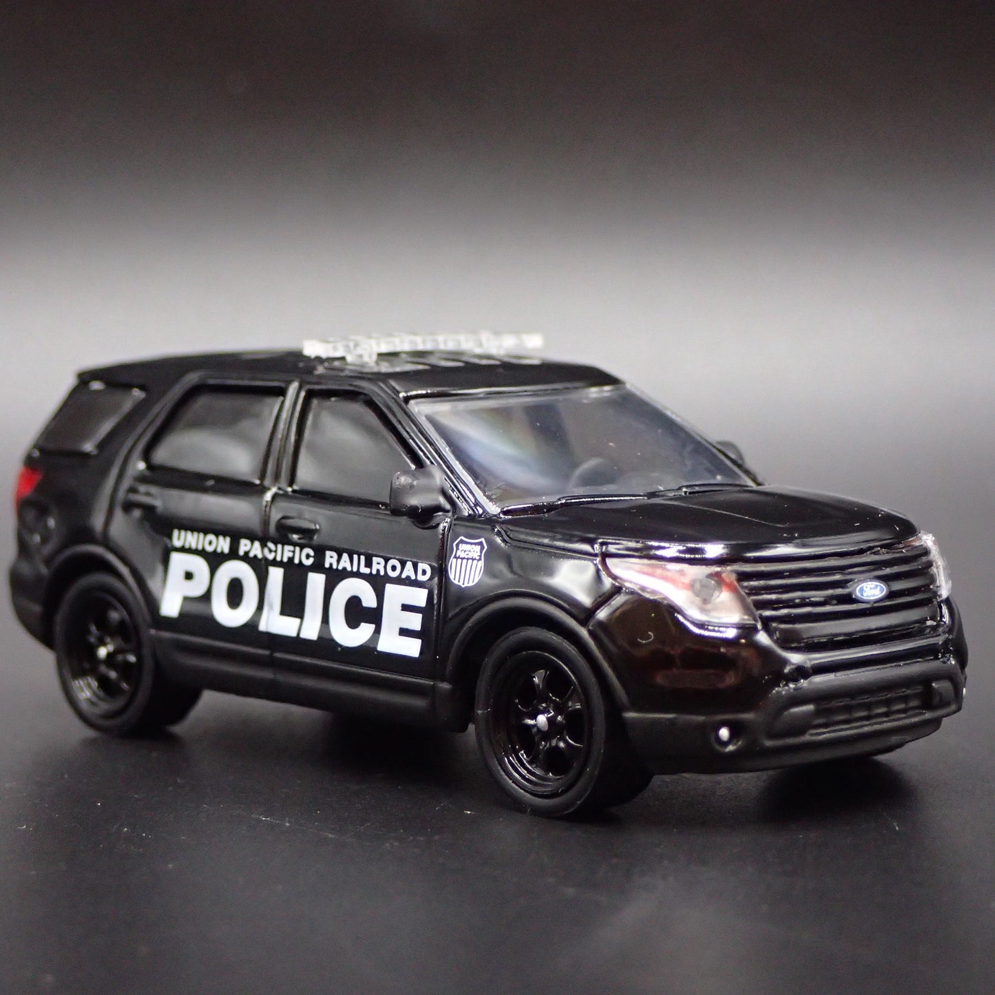 2015 FORD EXPLORER UNION PACIFIC POLICE CAR 1:64 SCALE DIORAMA DIECAST MODEL CAR