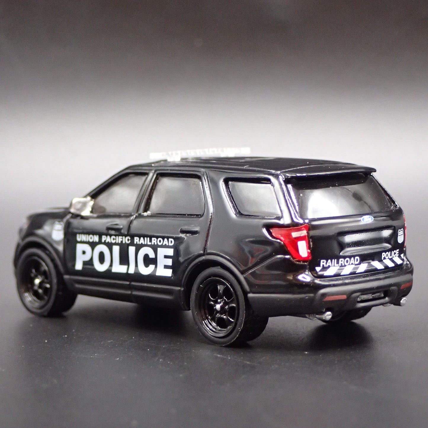 2015 FORD EXPLORER UNION PACIFIC POLICE CAR 1:64 SCALE DIORAMA DIECAST MODEL CAR