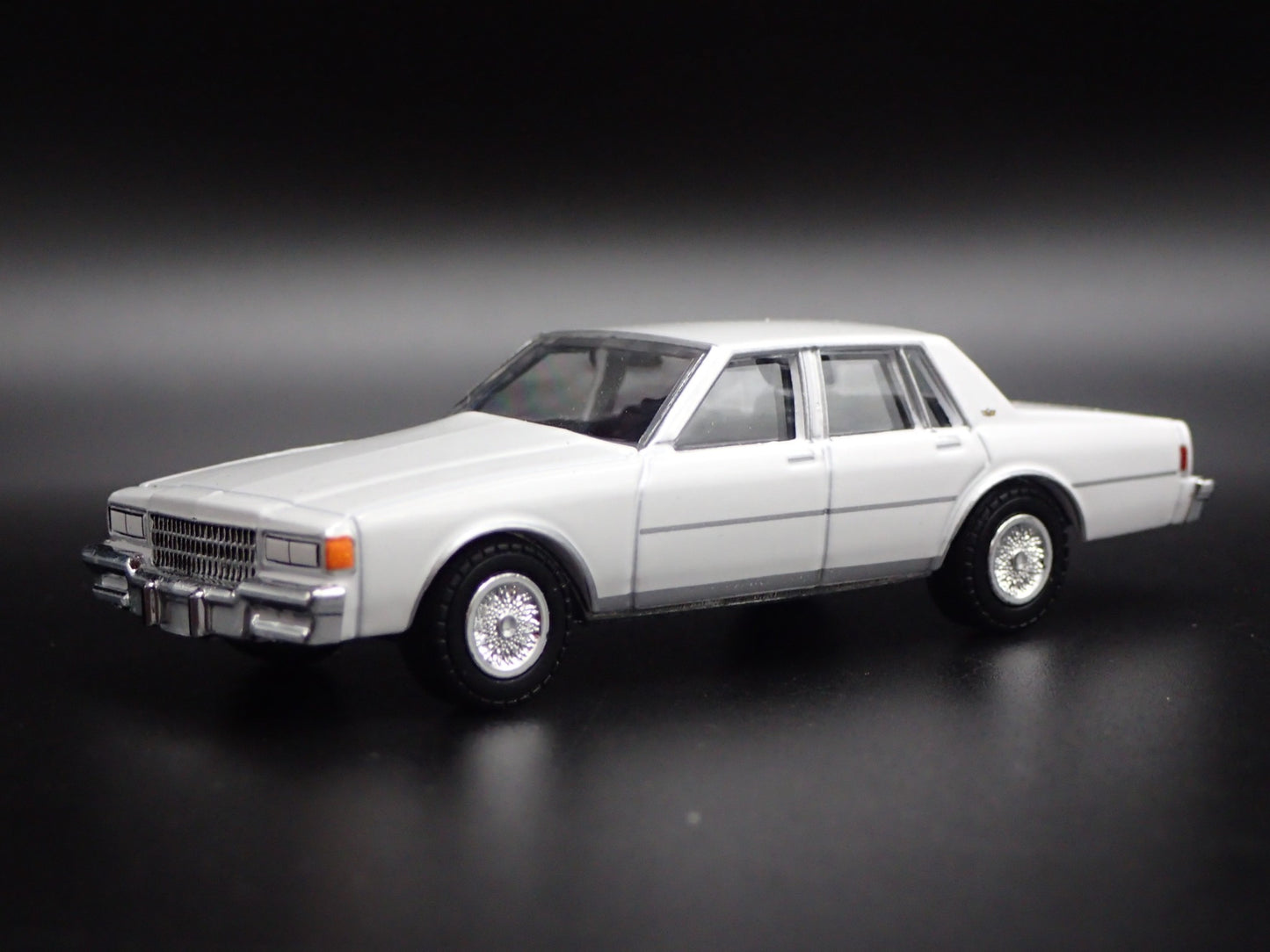1980 80 CHEVY CHEVROLET CAPRICE 4 FOUR DOOR 1/64 SCALE DIORAMA DIECAST MODEL CAR