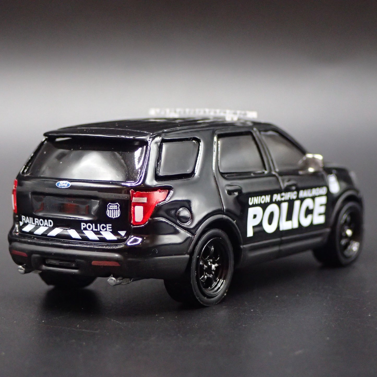 2015 FORD EXPLORER UNION PACIFIC POLICE CAR 1:64 SCALE DIORAMA DIECAST MODEL CAR