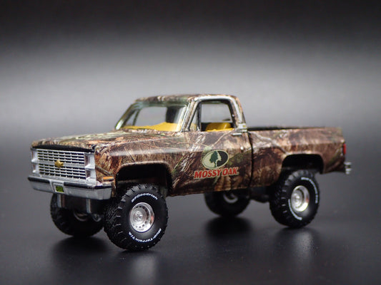 1983 83 CHEVY CHEVROLET SILVERADO SQUARE BODY TRUCK 1/64 SCALE DIECAST MODEL CAR