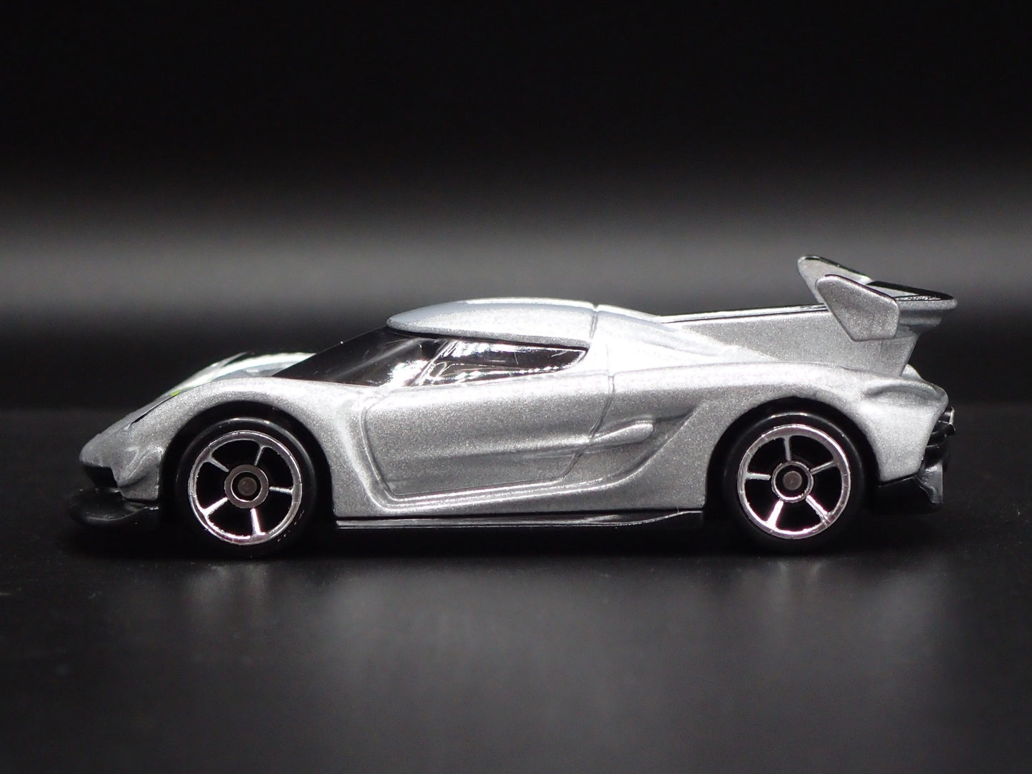 2021-2025 KOENIGSEGG JESKO SUPER CAR SILVER 1:64 SCALE DIORAMA DIECAST MODEL CAR