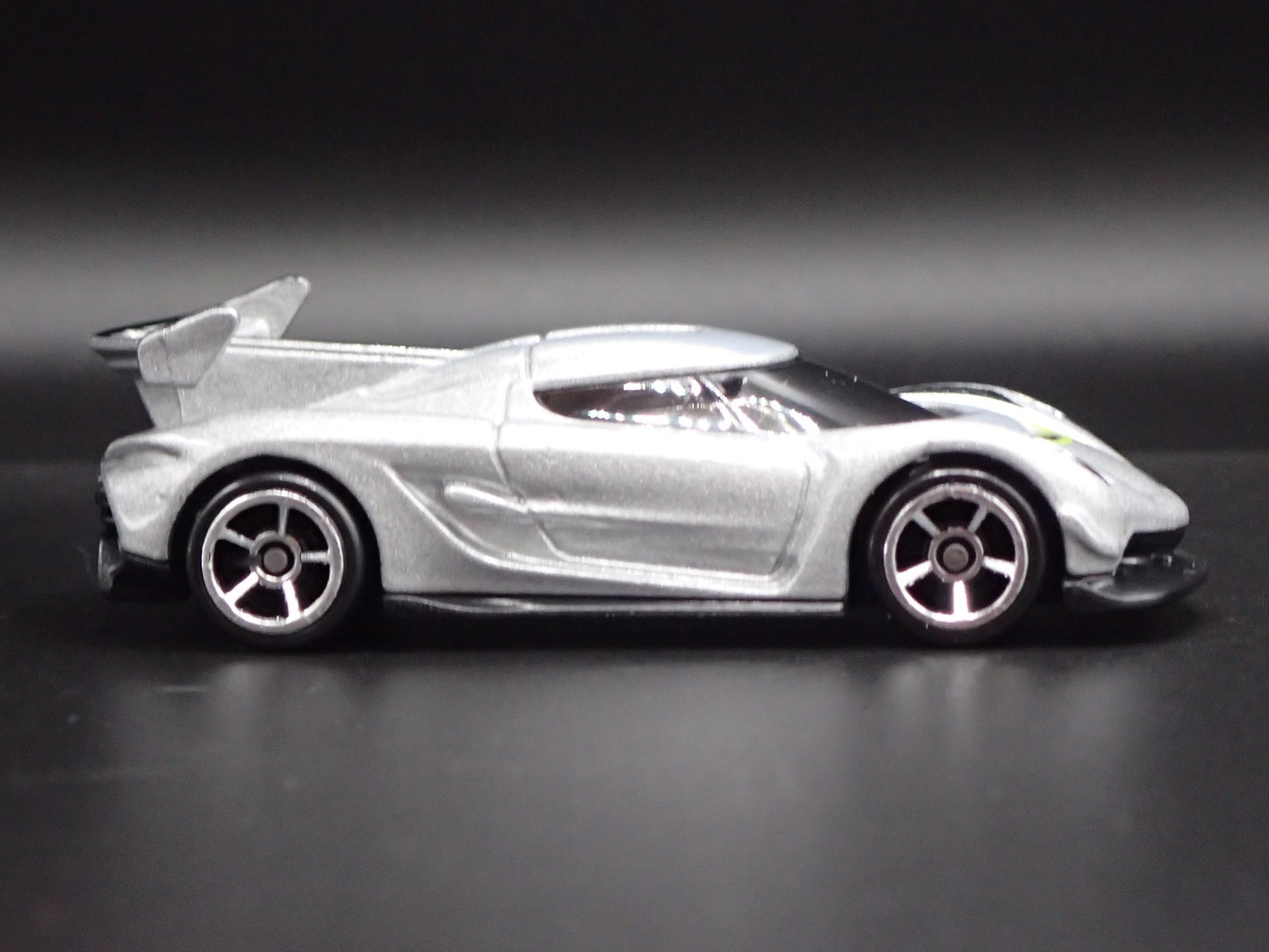 2021-2025 KOENIGSEGG JESKO SUPER CAR SILVER 1:64 SCALE DIORAMA DIECAST MODEL CAR