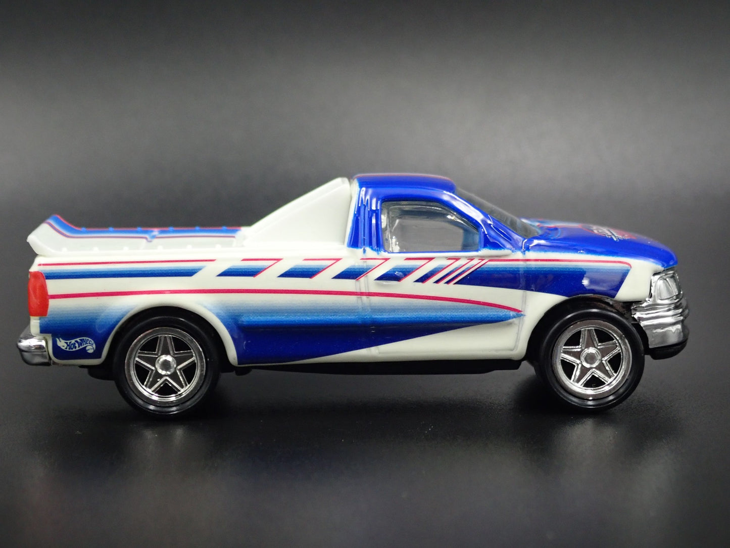 1997 - 2004 FORD F150 PICKUP TRUCK WHITE 1/64 SCALE DIORAMA DIECAST MODEL CAR