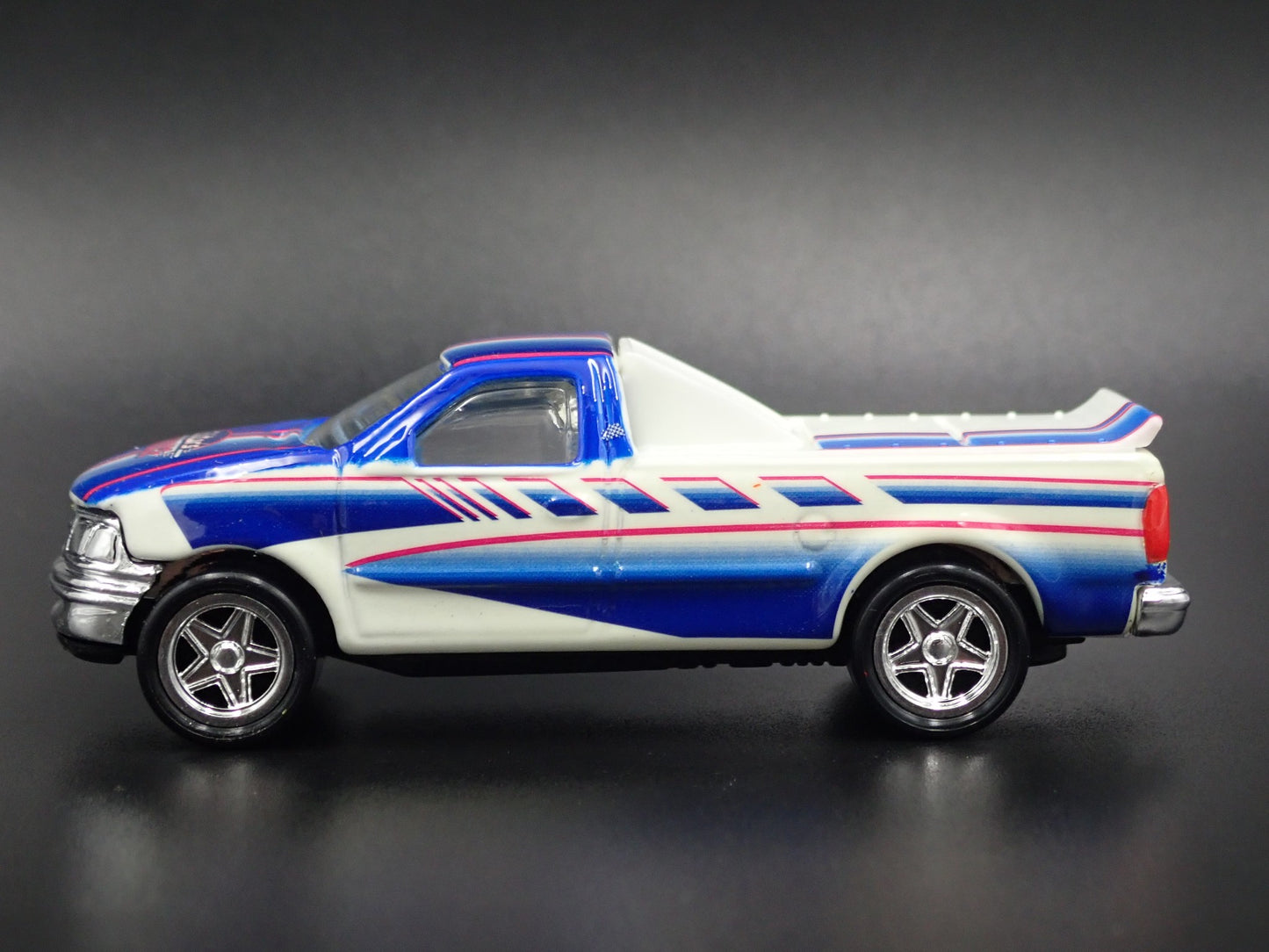 1997 - 2004 FORD F150 PICKUP TRUCK WHITE 1/64 SCALE DIORAMA DIECAST MODEL CAR