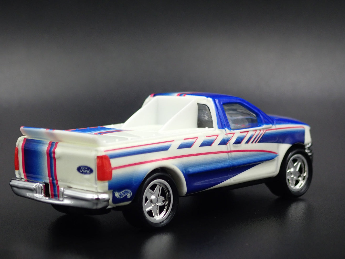 1997 - 2004 FORD F150 PICKUP TRUCK WHITE 1/64 SCALE DIORAMA DIECAST MODEL CAR