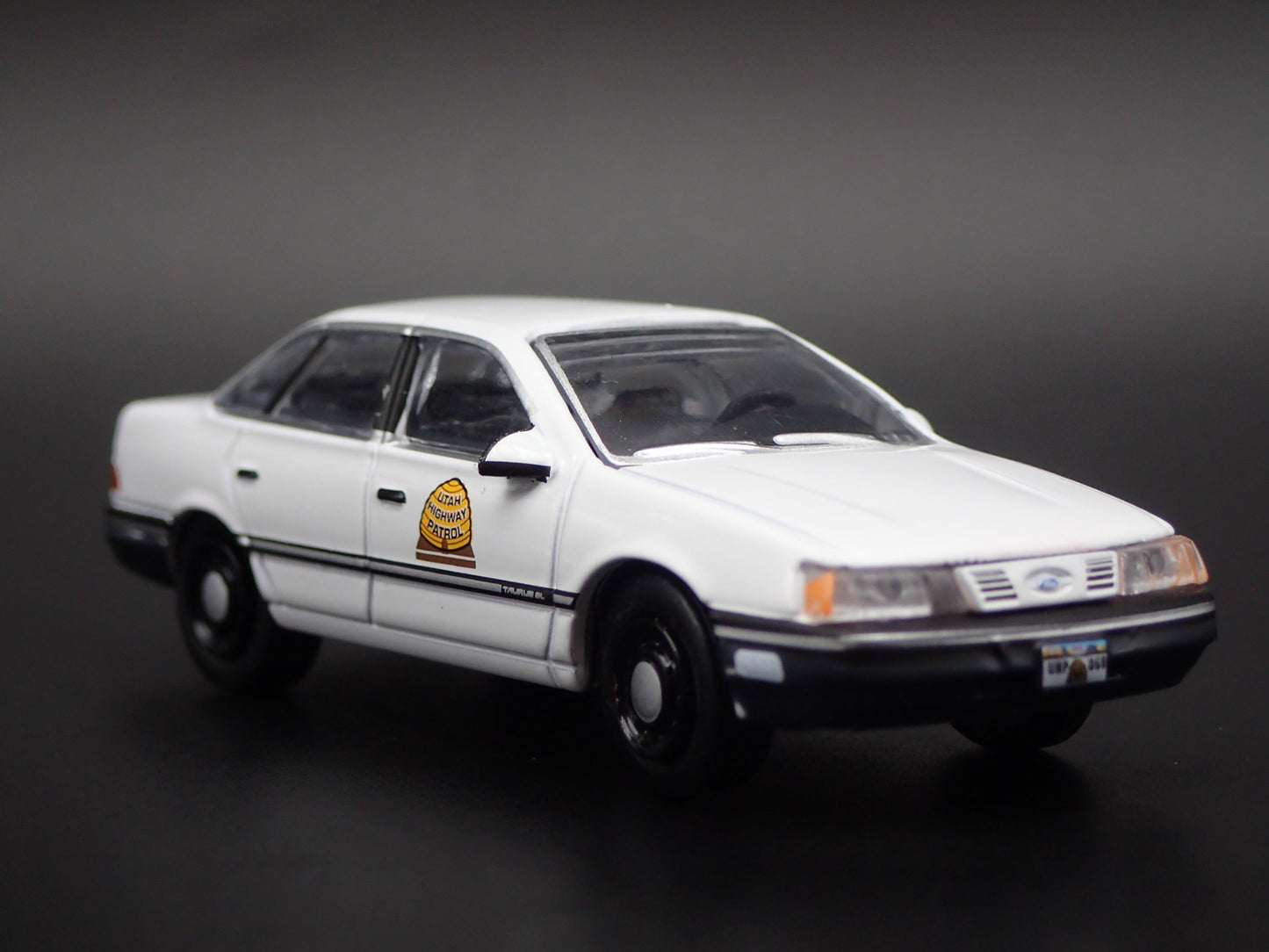 1990 90 FORD TAURUS UTAH HIGHWAY PATROL POLICE 1:64 SCALE DIECAST MODEL CAR