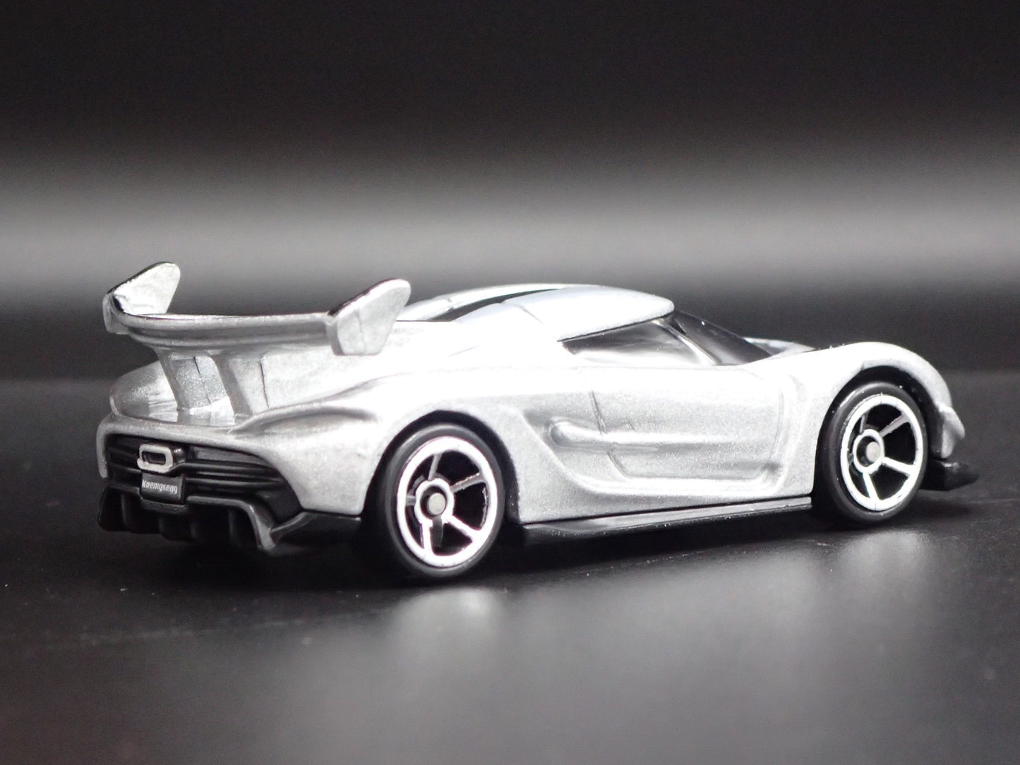 2021-2025 KOENIGSEGG JESKO SUPER CAR SILVER 1:64 SCALE DIORAMA DIECAST MODEL CAR