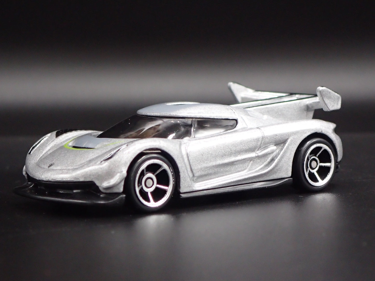 2021-2025 KOENIGSEGG JESKO SUPER CAR SILVER 1:64 SCALE DIORAMA DIECAST MODEL CAR