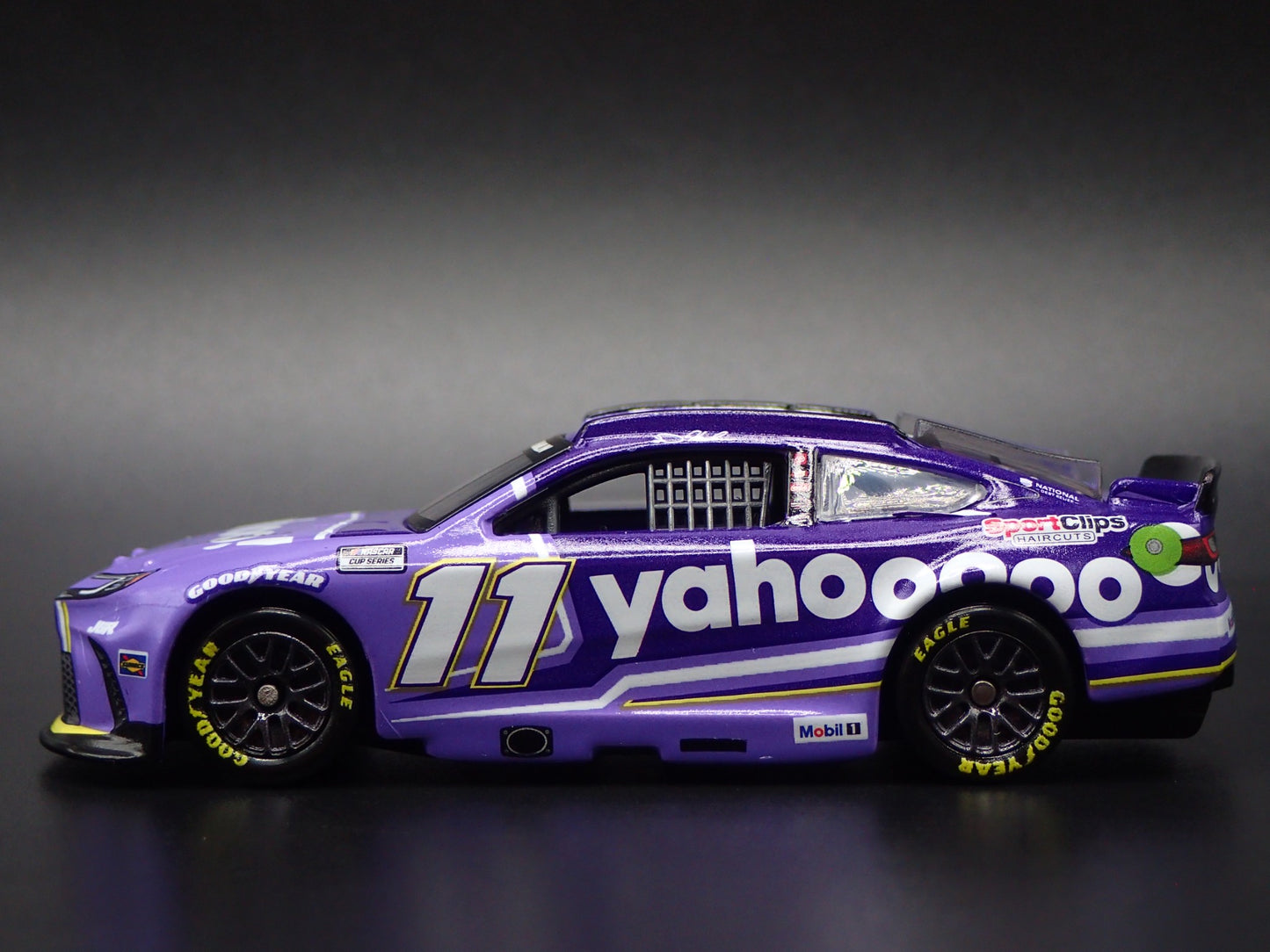 2025 25 TOYOTA CAMRY 11 DENNY HAMLIN YAHOO ! NASCAR 1:64 SCALE DIECAST CAR