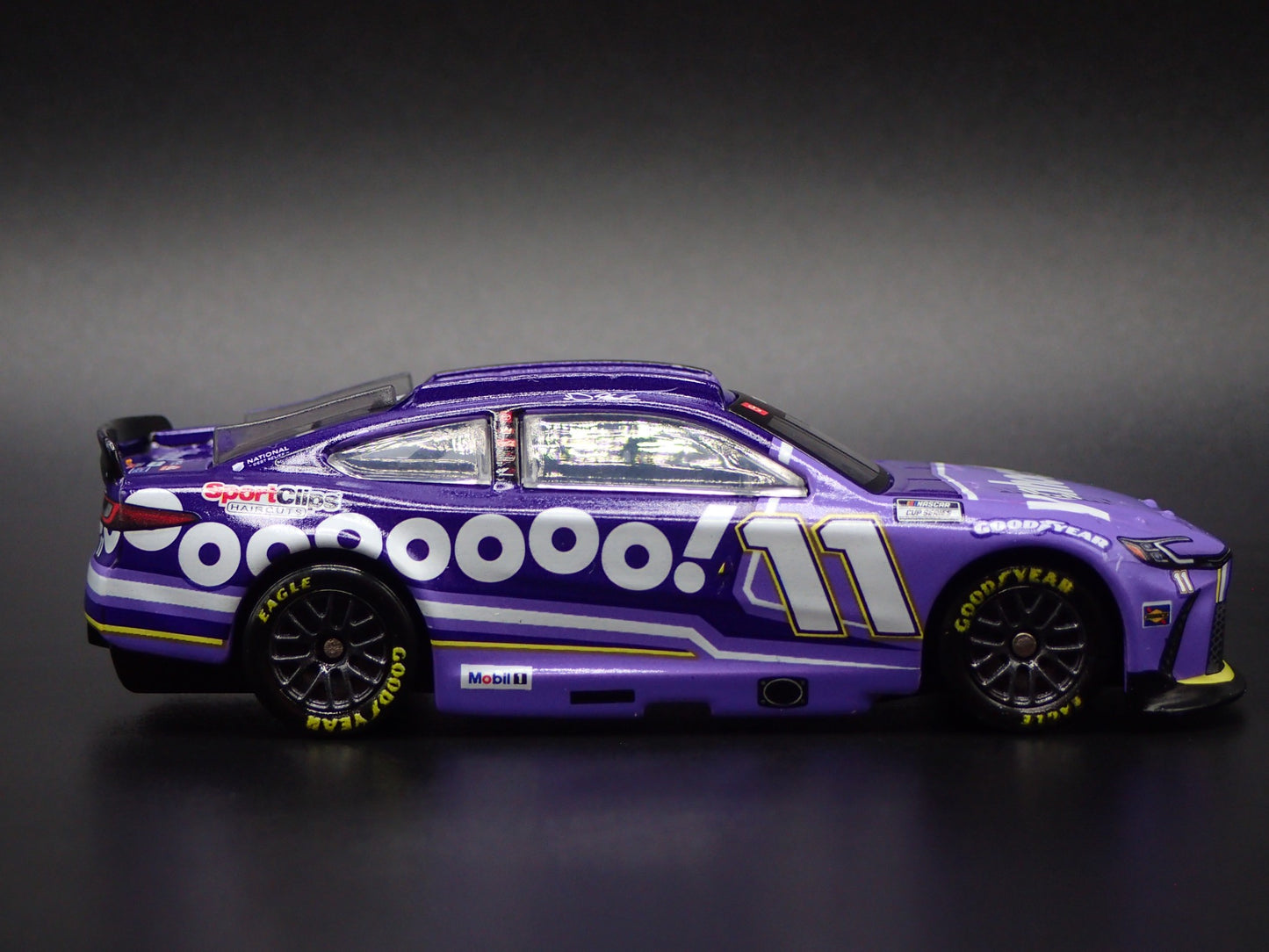 2025 25 TOYOTA CAMRY 11 DENNY HAMLIN YAHOO ! NASCAR 1:64 SCALE DIECAST CAR