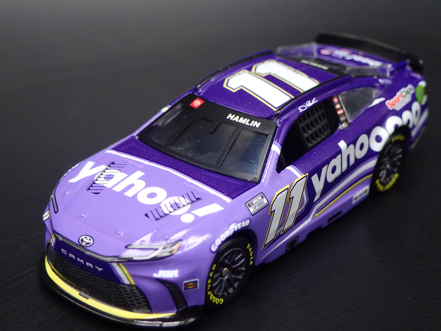 2025 25 TOYOTA CAMRY 11 DENNY HAMLIN YAHOO ! NASCAR 1:64 SCALE DIECAST CAR