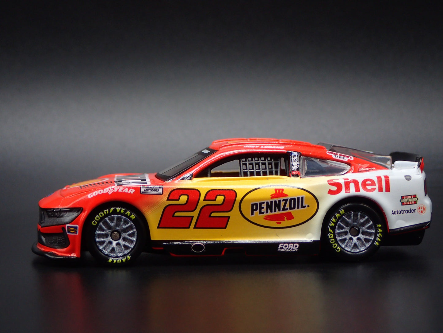 2025 25 FORD MUSTANG 22 JOEY LOGANO PENNZOIL NASCAR 1:64 SCALE DIECAST MODEL CAR