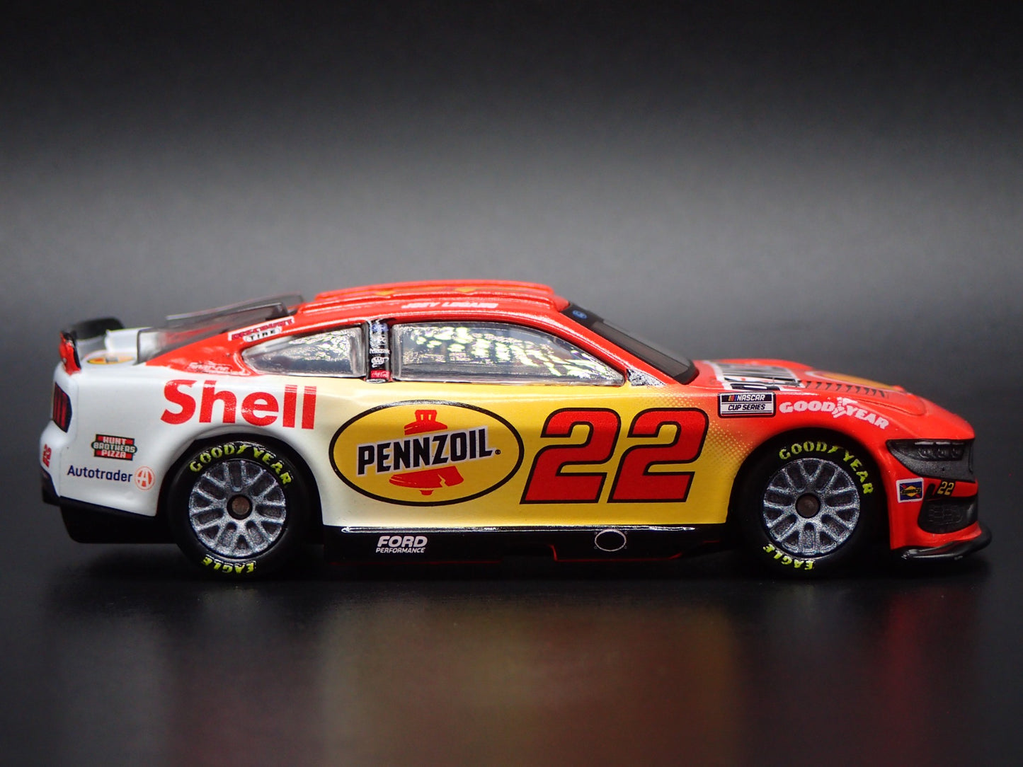 2025 25 FORD MUSTANG 22 JOEY LOGANO PENNZOIL NASCAR 1:64 SCALE DIECAST MODEL CAR