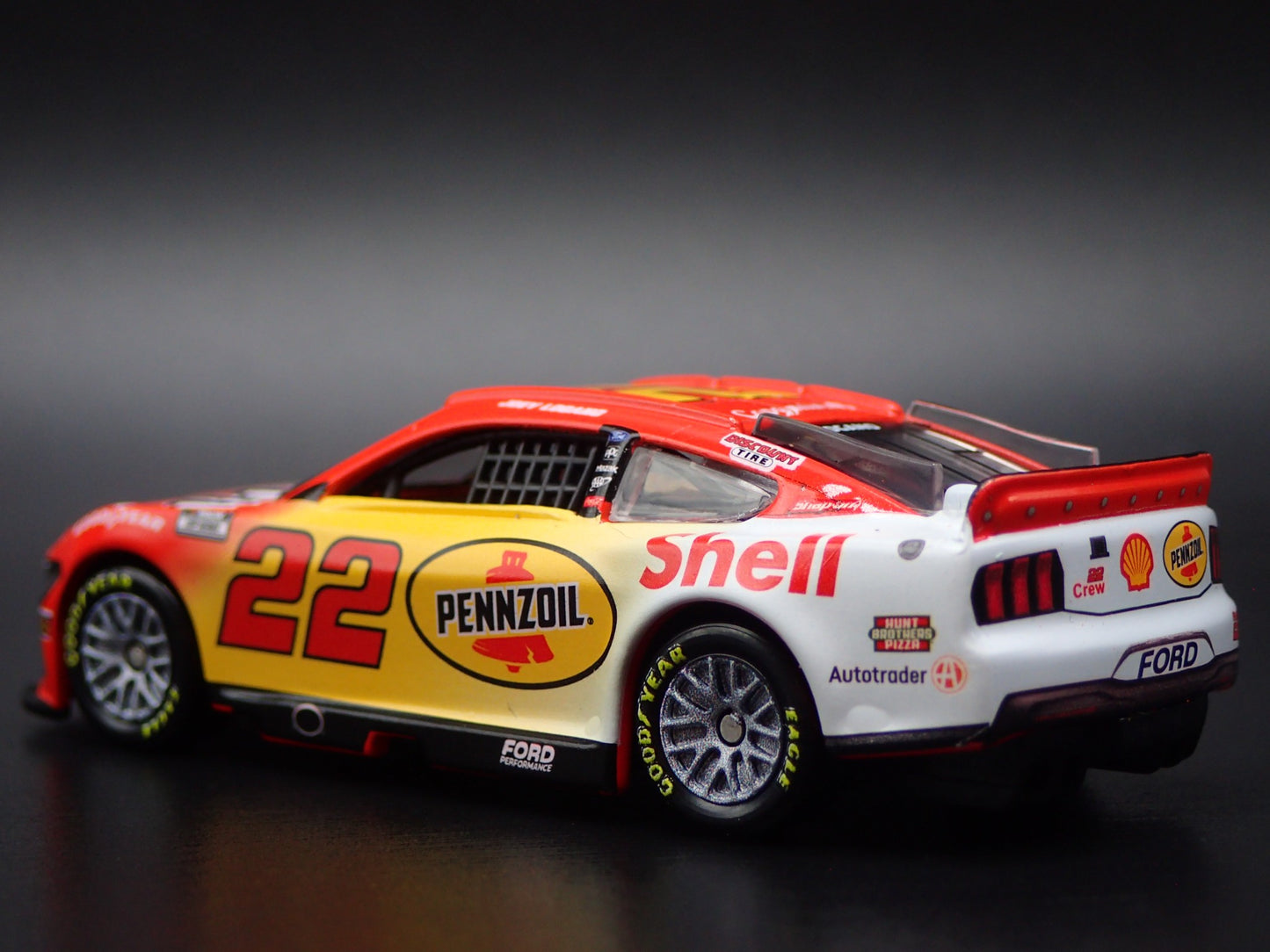 2025 25 FORD MUSTANG 22 JOEY LOGANO PENNZOIL NASCAR 1:64 SCALE DIECAST MODEL CAR