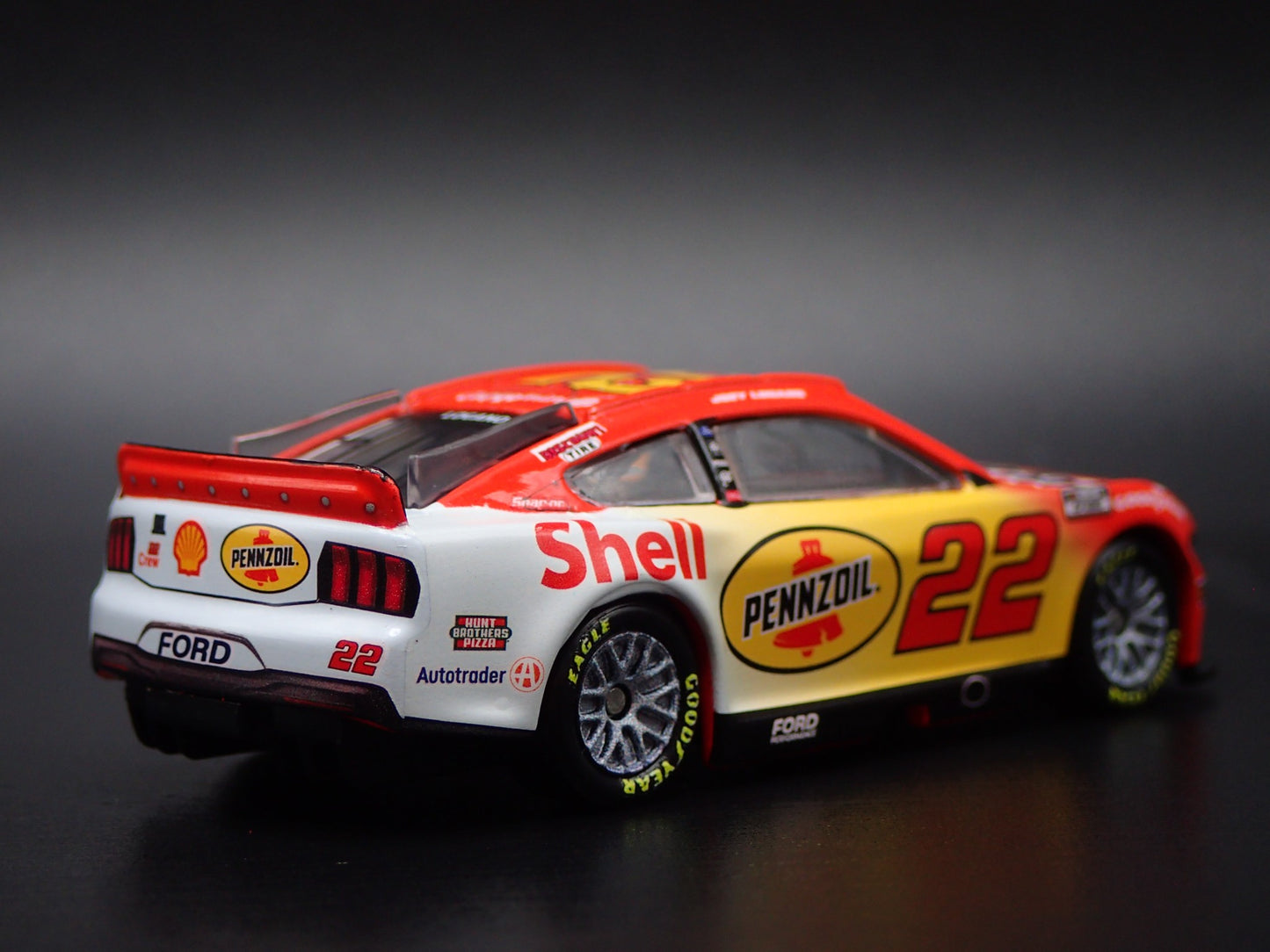 2025 25 FORD MUSTANG 22 JOEY LOGANO PENNZOIL NASCAR 1:64 SCALE DIECAST MODEL CAR