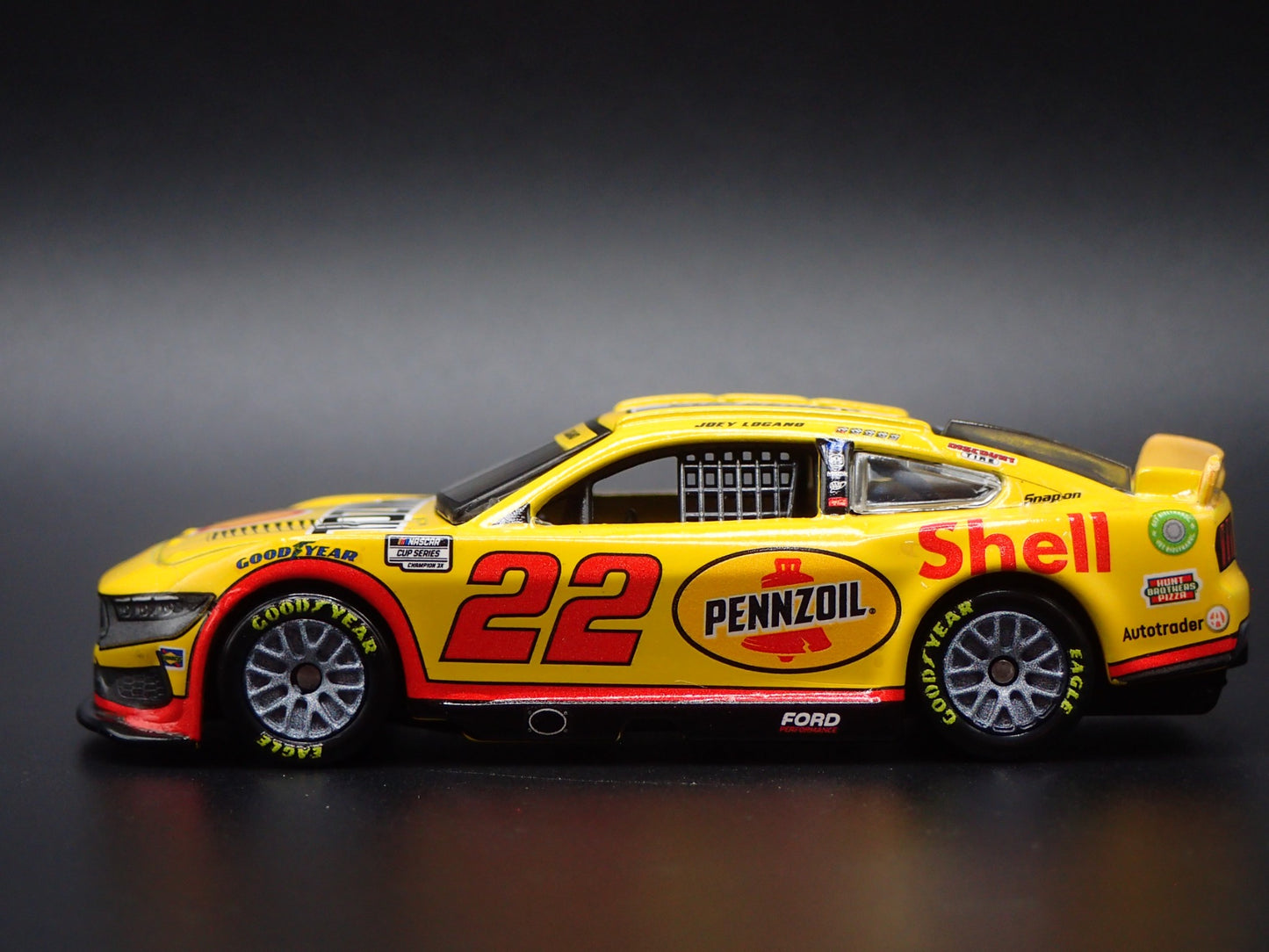 2024 24 FORD MUSTANG 22 JOEY LOGANO PENNZOIL NASCAR 1:64 SCALE DIECAST MODEL CAR