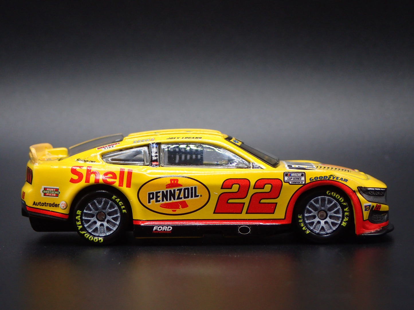 2024 24 FORD MUSTANG 22 JOEY LOGANO PENNZOIL NASCAR 1:64 SCALE DIECAST MODEL CAR