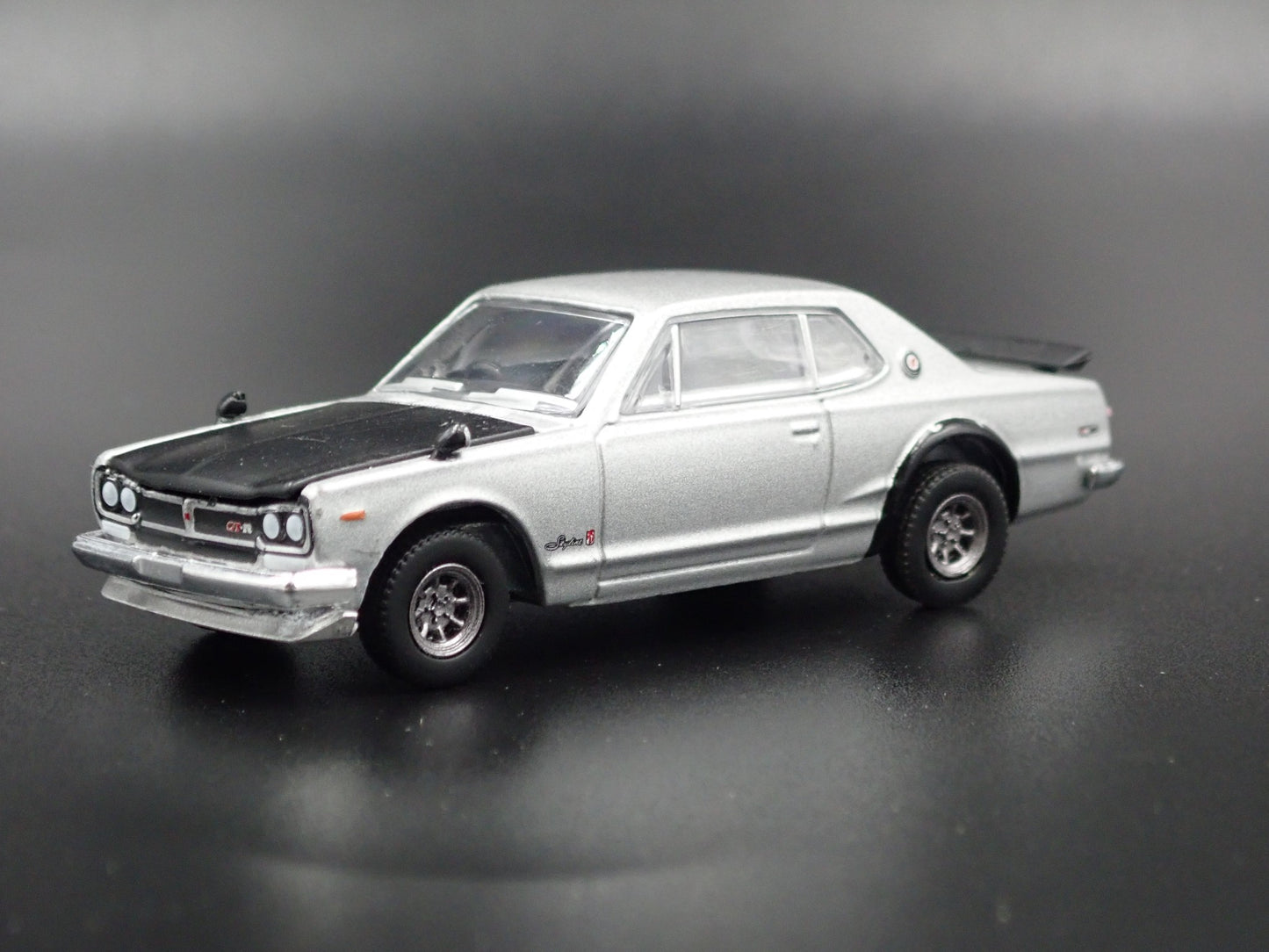 1972 72 NISSAN SKYLINE 2000 GTR 1:64 SCALE COLLECTIBLE DIORAMA DIECAST MODEL CAR