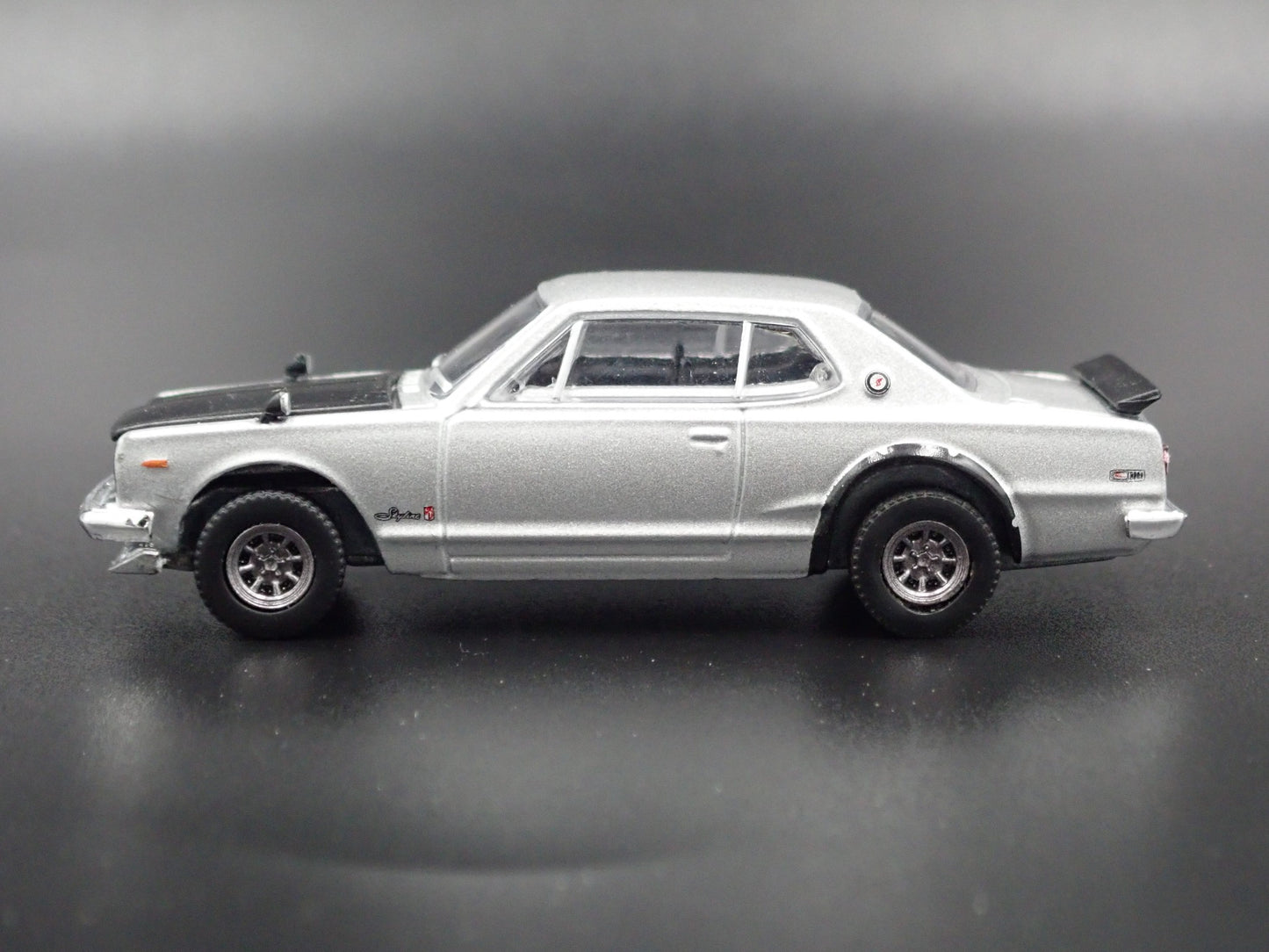 1972 72 NISSAN SKYLINE 2000 GTR 1:64 SCALE COLLECTIBLE DIORAMA DIECAST MODEL CAR