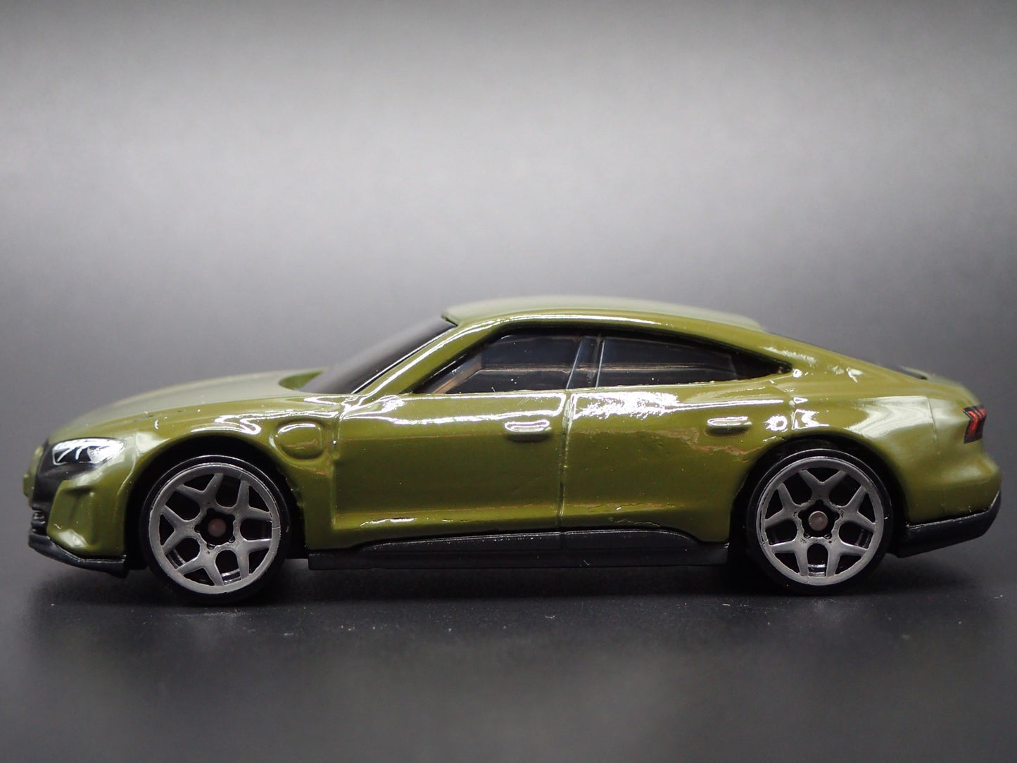 2021-2025 AUDI RS E TRON GT GREEN 1:64 SCALE COLLECTIBLE DIECAST MODEL CAR