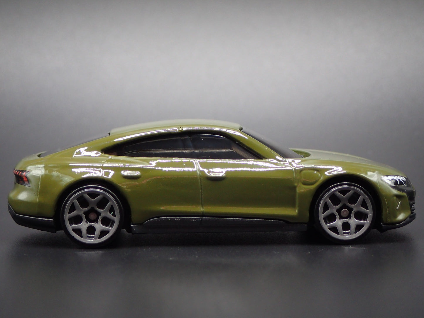 2021-2025 AUDI RS E TRON GT GREEN 1:64 SCALE COLLECTIBLE DIECAST MODEL CAR