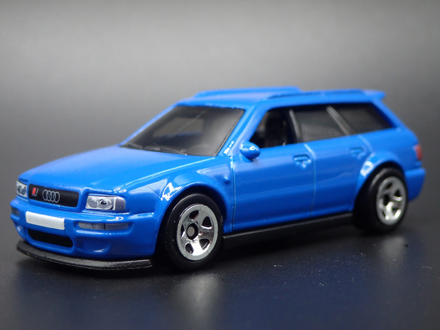 1994-1995 AUDI AVANT RS2 STATION WAGON BLUE 1/64 SCALE DIORAMA DIECAST MODEL CAR