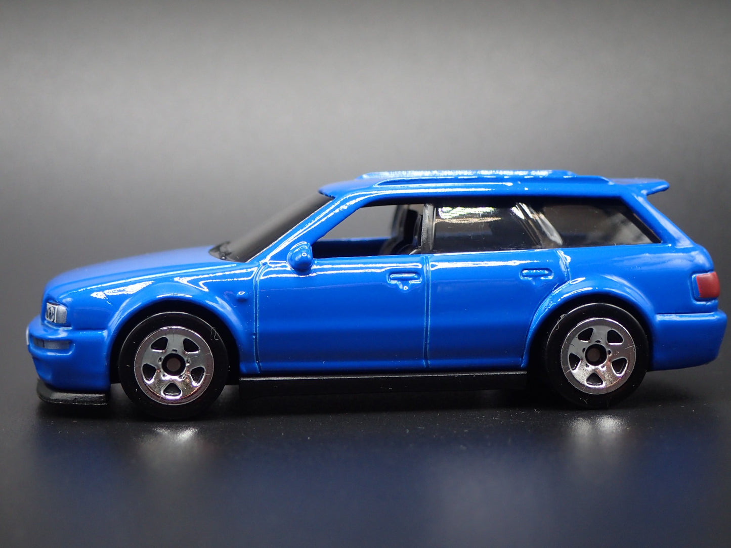 1994-1995 AUDI AVANT RS2 STATION WAGON BLUE 1/64 SCALE DIORAMA DIECAST MODEL CAR