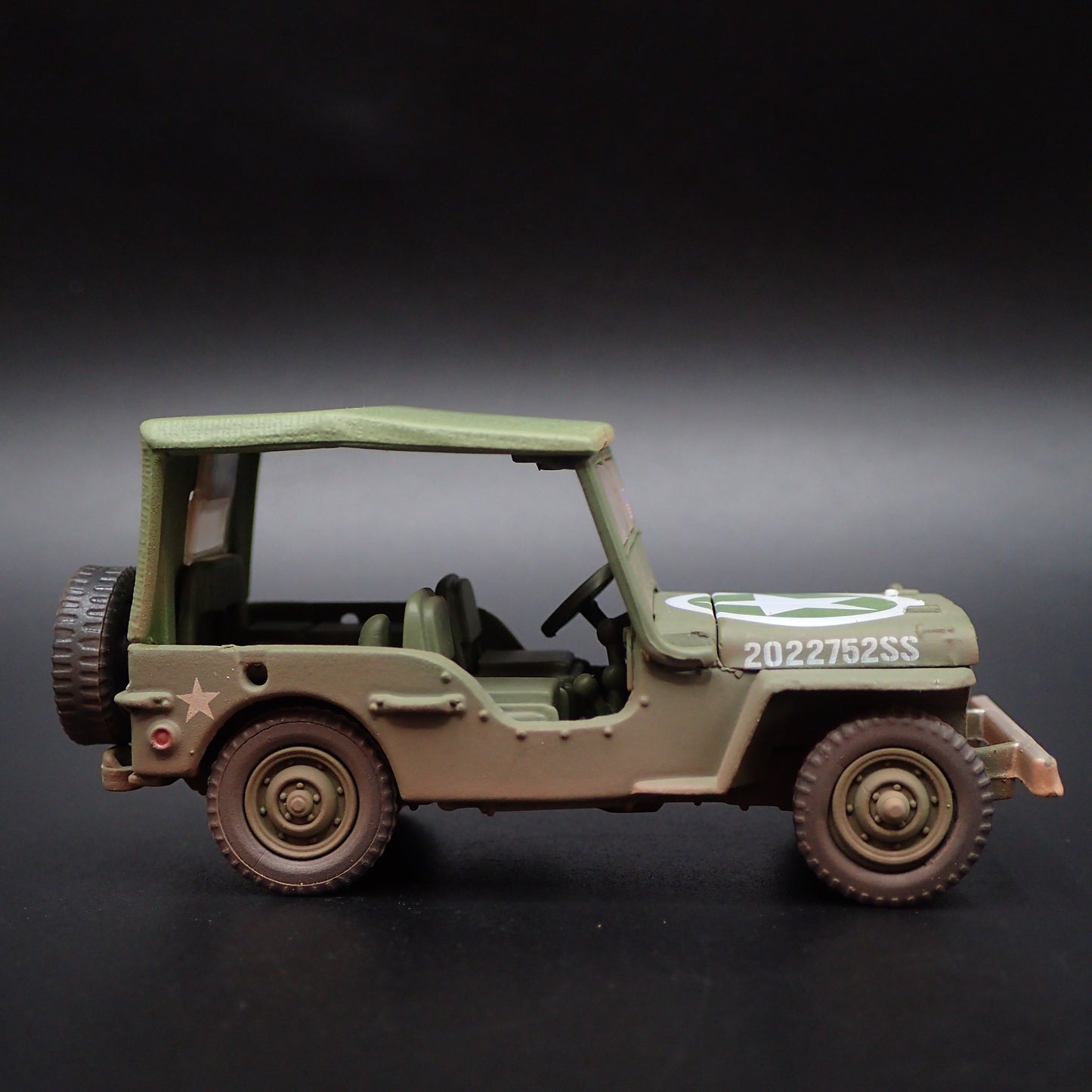 WWII WILLYS MB JEEP ARMY MILITARY D-DAY 1:64 SCALE DIORAMA DIECAST MODEL CAR