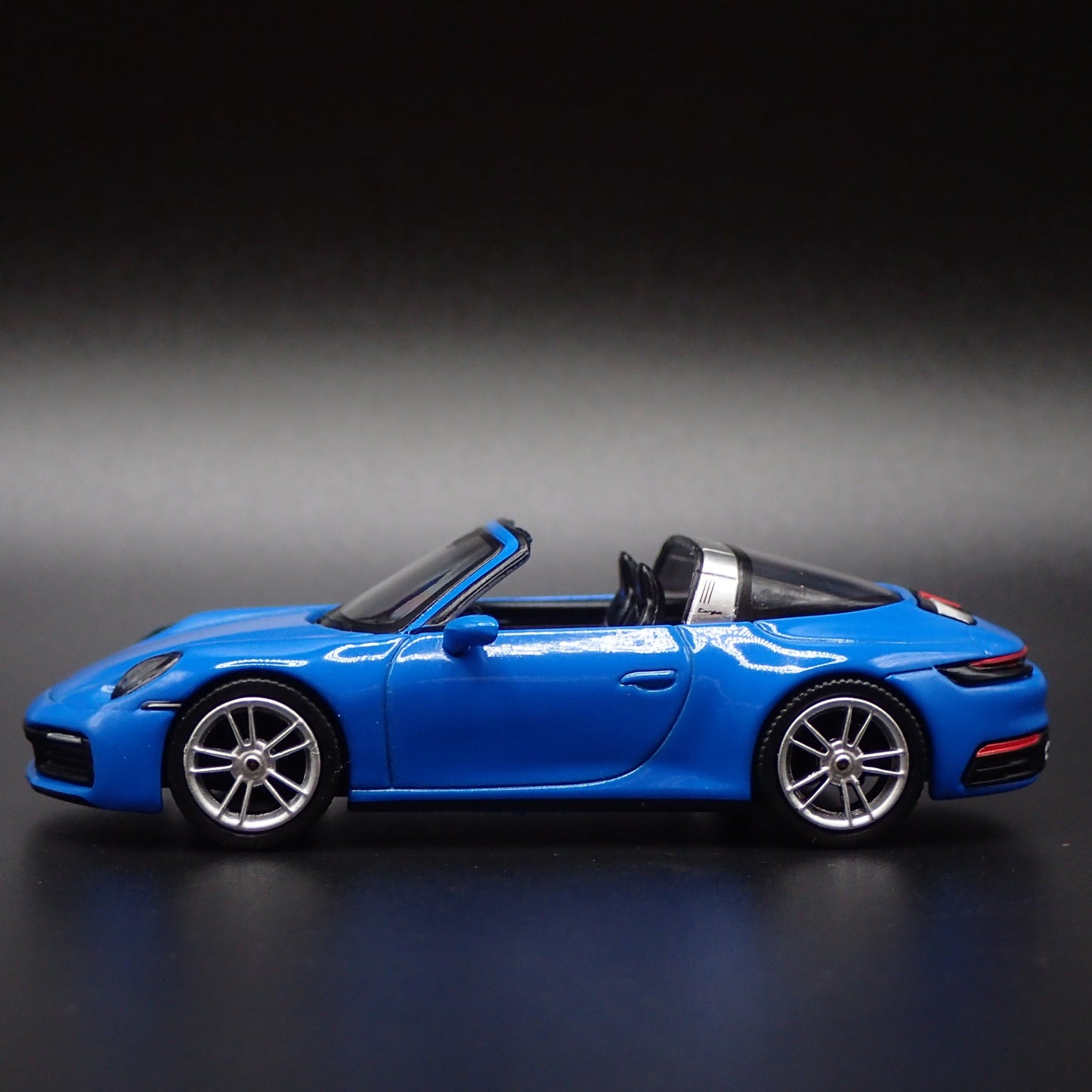 2018-2025 PORSCHE 911 TARGA 4S 992 BLUE 1:64 SCALE DIORAMA DIECAST MODEL CAR