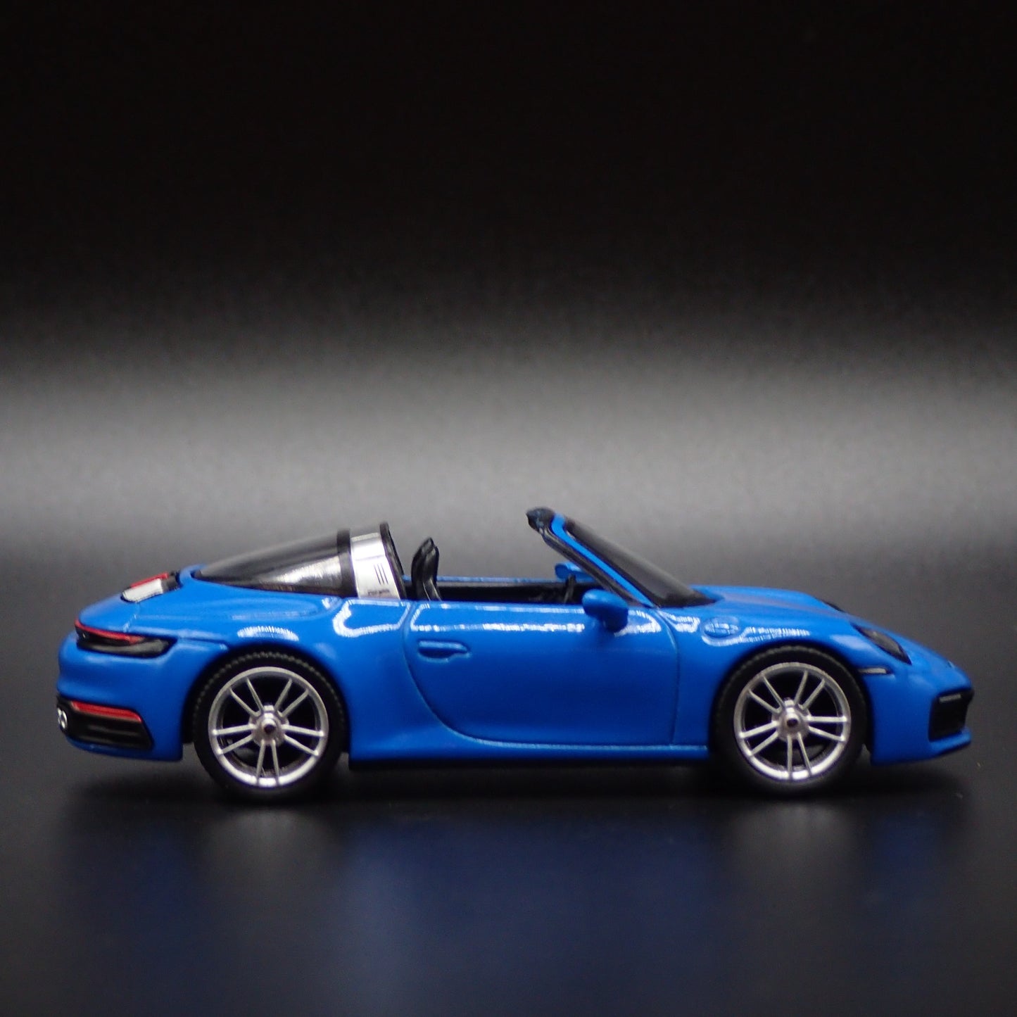 2018-2025 PORSCHE 911 TARGA 4S 992 BLUE 1:64 SCALE DIORAMA DIECAST MODEL CAR