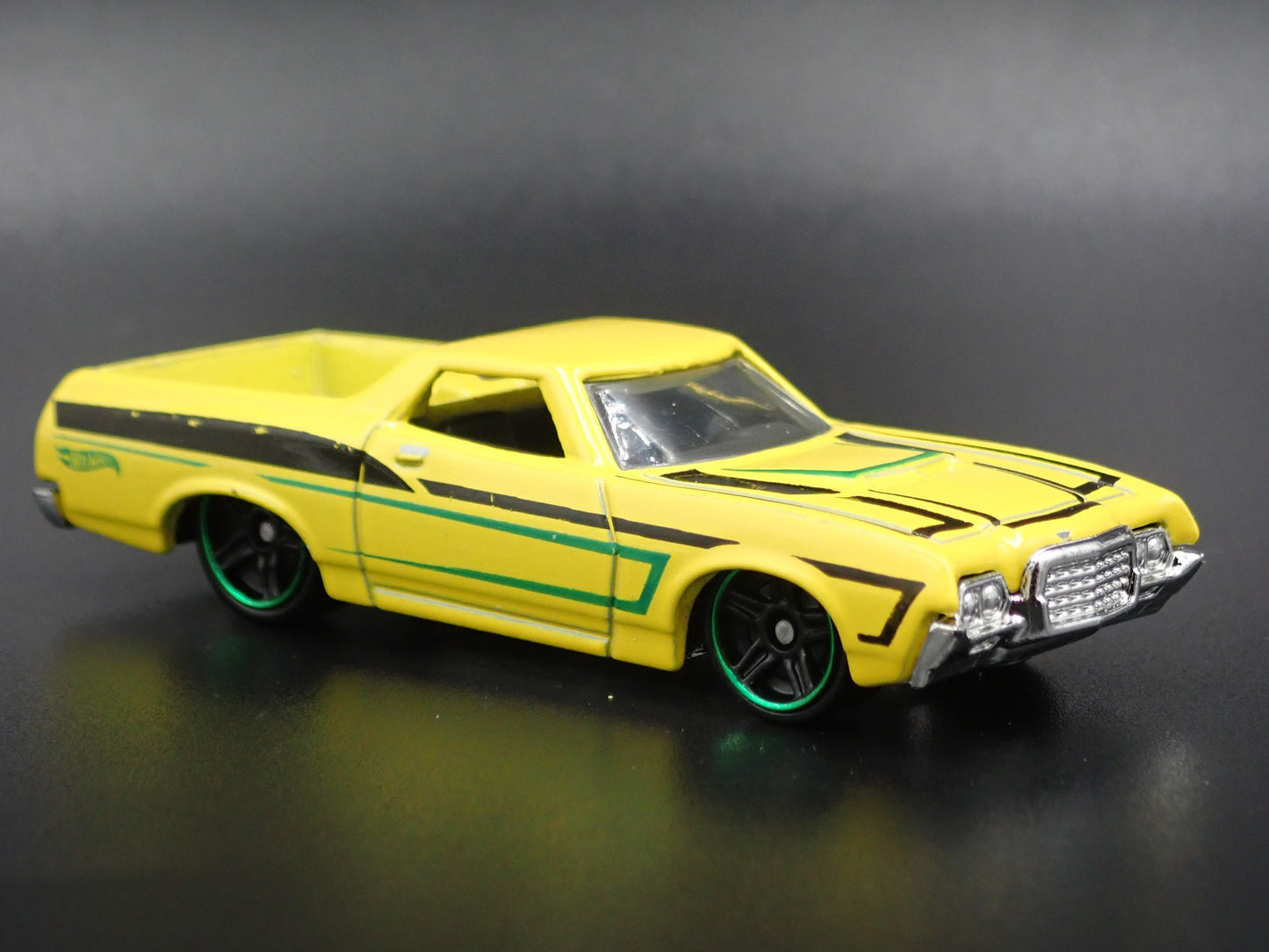 1972 72 FORD RANCHERO PICKUP TRUCK YELLOW 1:64 SCALE DIORAMA DIECAST MODEL CAR