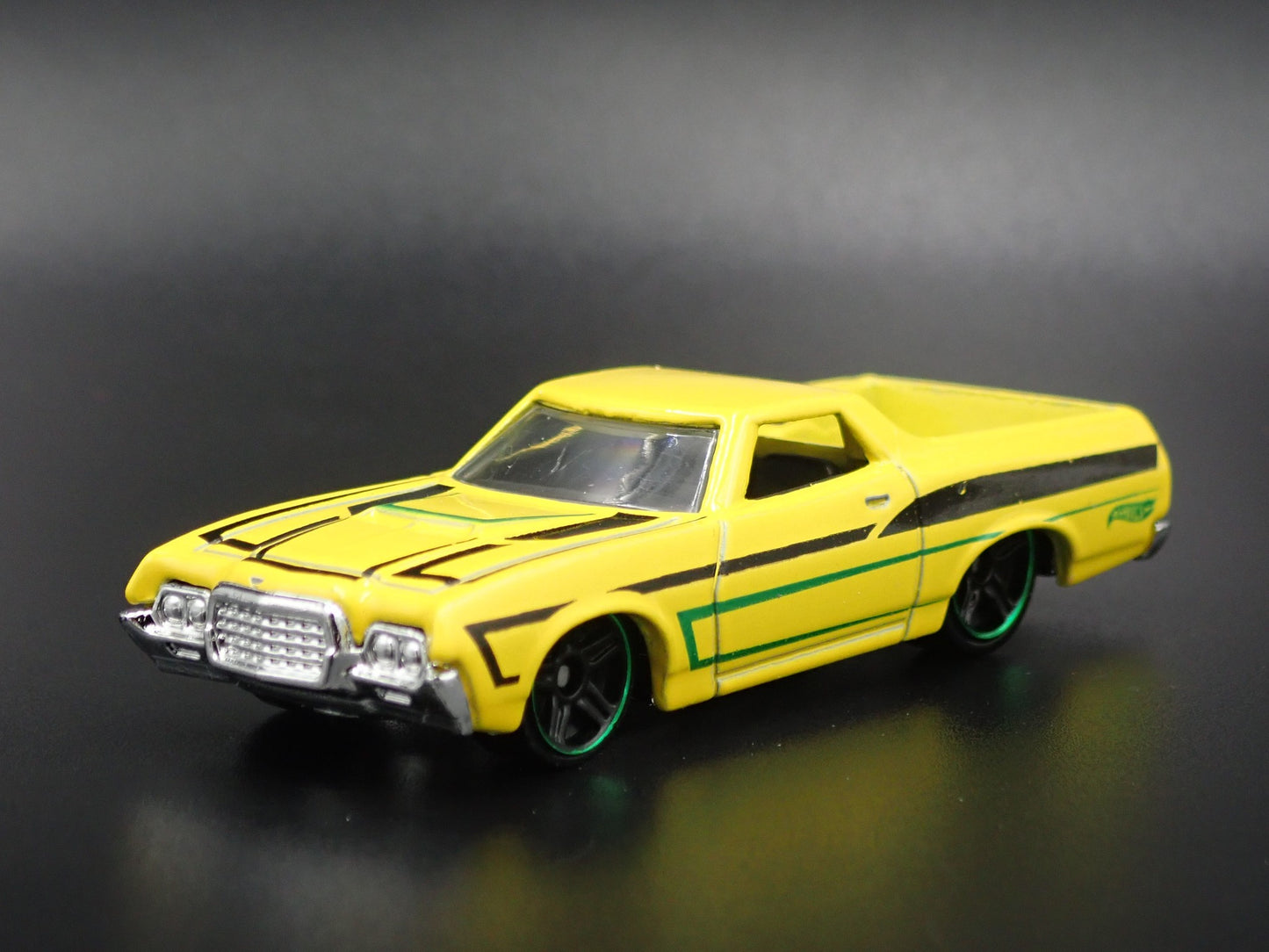 1972 72 FORD RANCHERO PICKUP TRUCK YELLOW 1:64 SCALE DIORAMA DIECAST MODEL CAR
